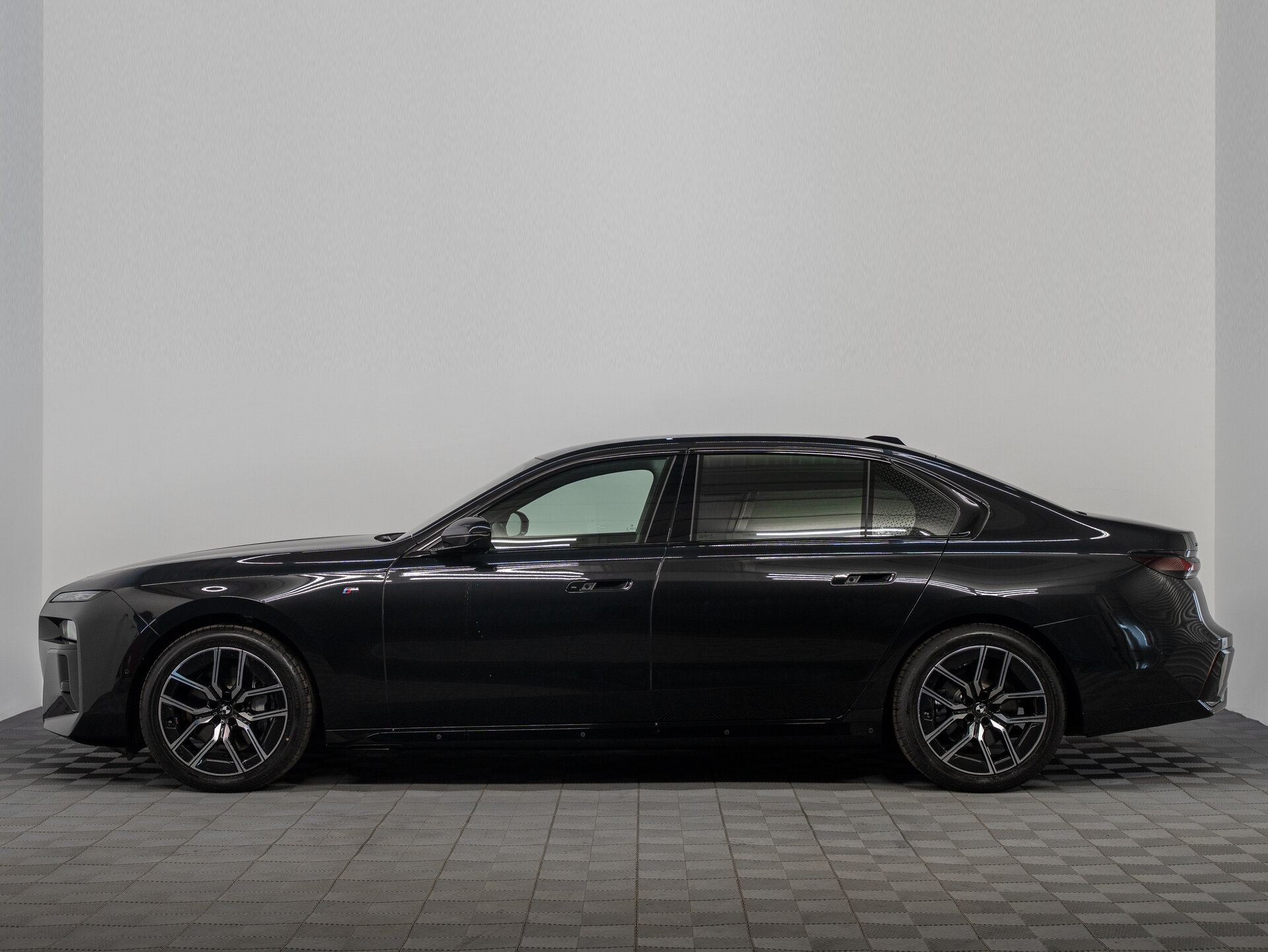 Автомобиль BMW 7 серии 740i xDrive 3.0 AT (380 л.с.) 4WD - 8