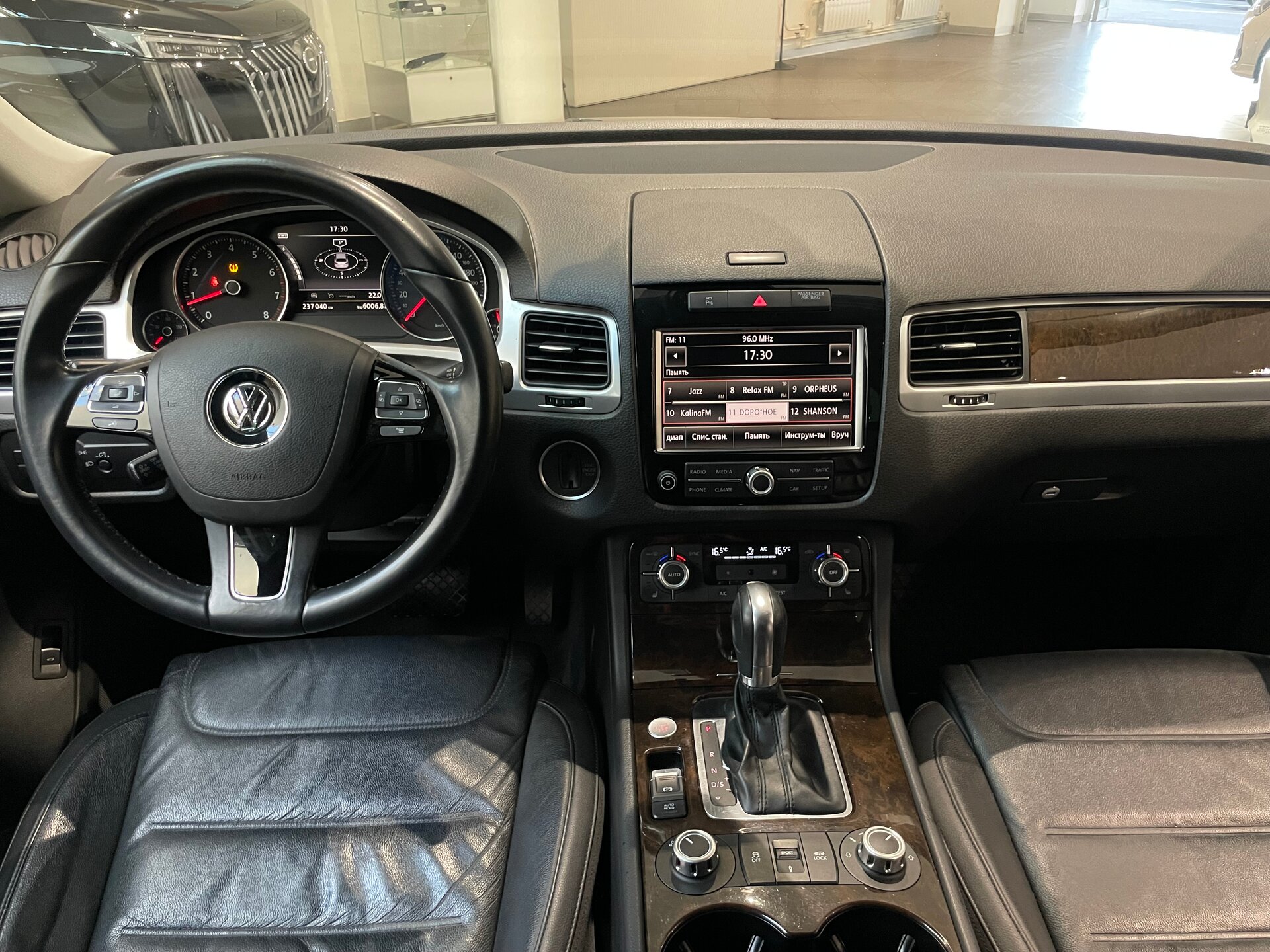 Автомобиль Volkswagen Touareg 3.6 AT (249 л.с.) 4WD - 13