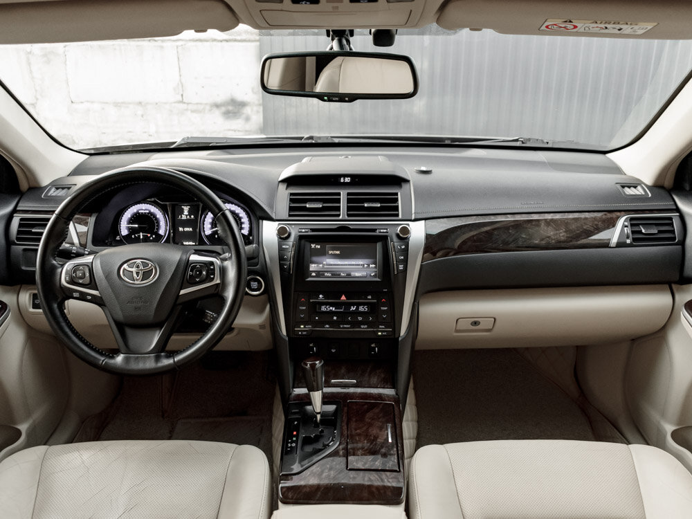 Купить Toyota Camry 2.5 AT (181 л.с.), 2015 в Екатеренбурге