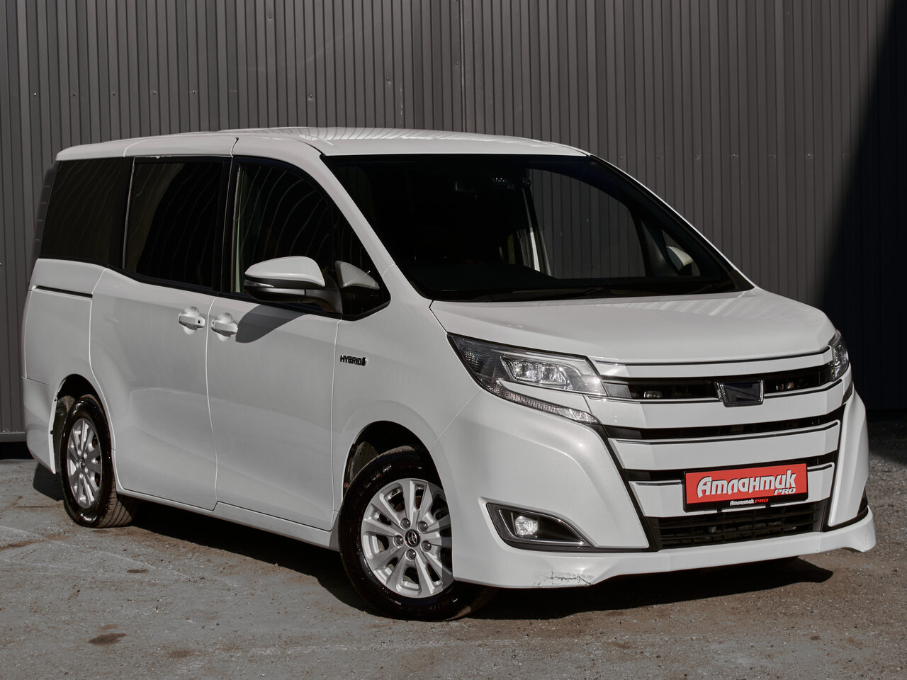 Купить Toyota Noah 1.8hyb CVT (99 л.с.), 2018 в Екатеренбурге