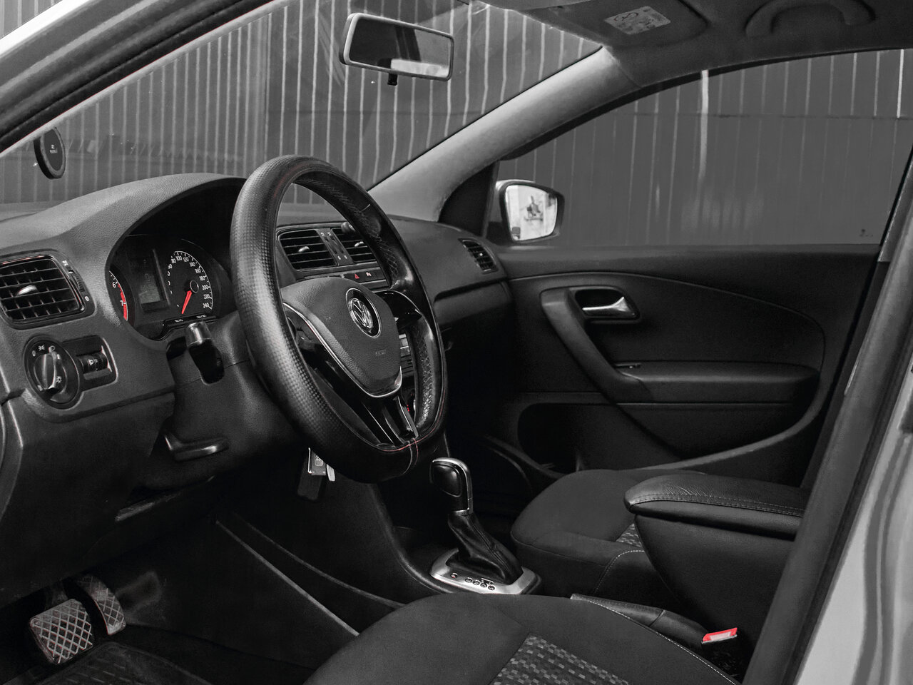 Купить Volkswagen Polo 1.6 AT (110 л.с.), 2016 в Екатеренбурге