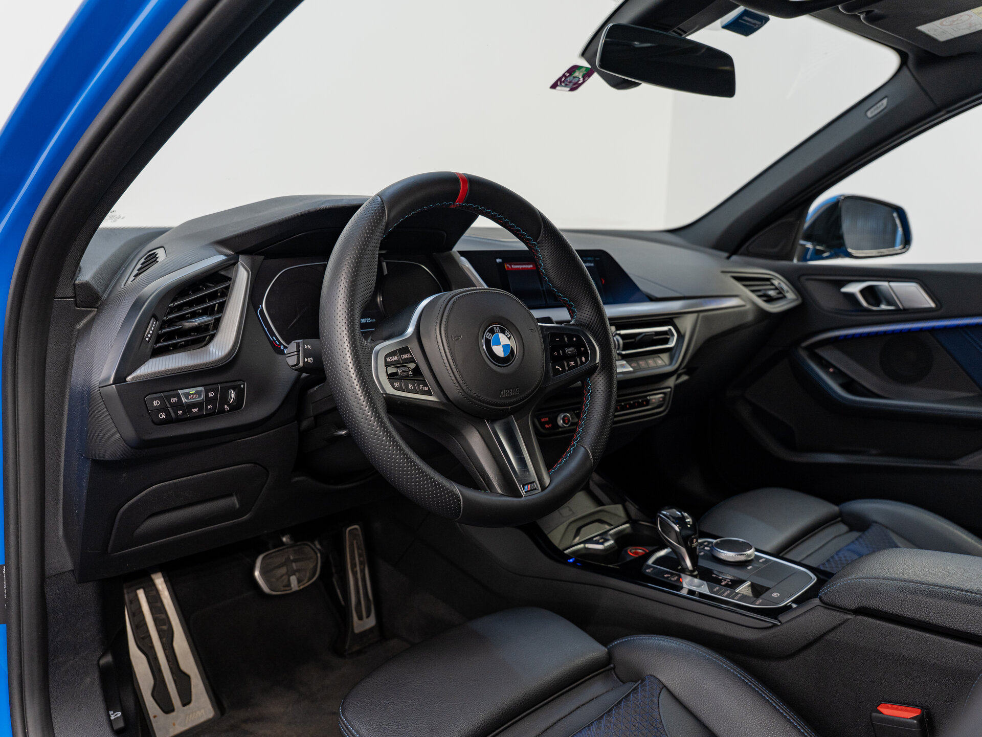 Автомобиль BMW 1 серии 118i 1.5 AMT (140 л.с.) - 9