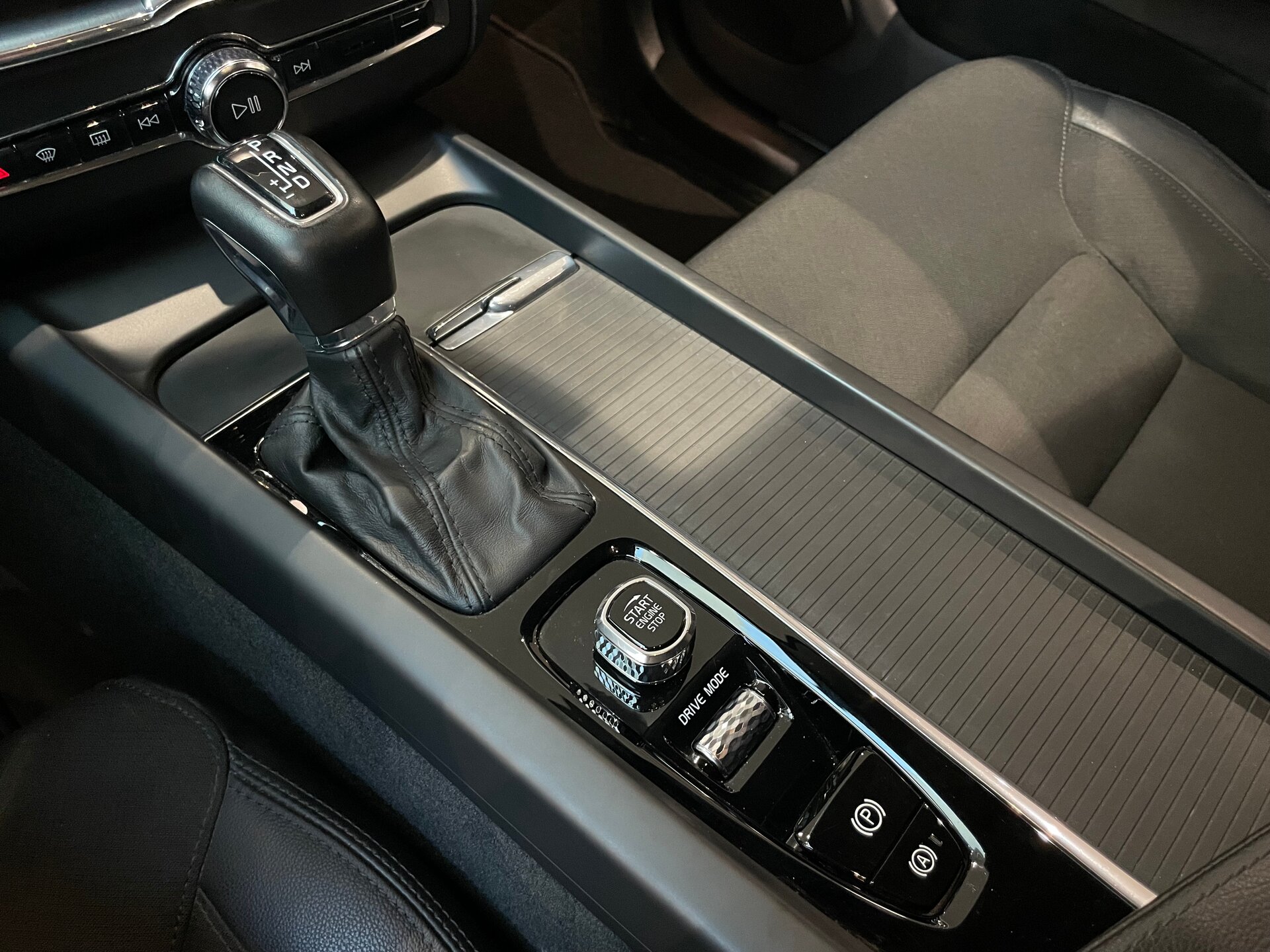 Автомобиль Volvo XC60 2.0 AT (249 л.с.) 4WD - 17