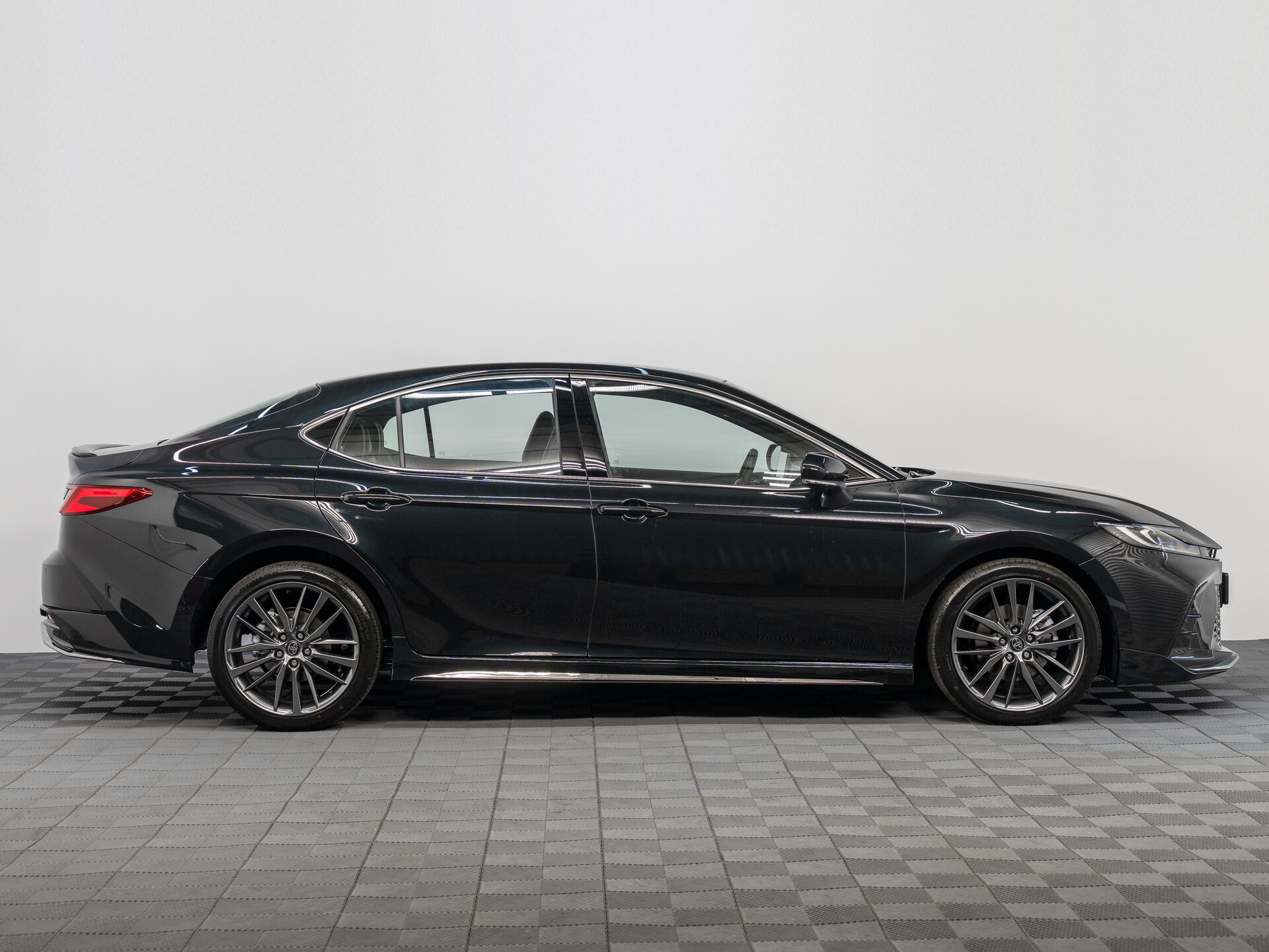 Автомобиль Toyota Camry 2.0hyb CVT (231 л.с.) - 4
