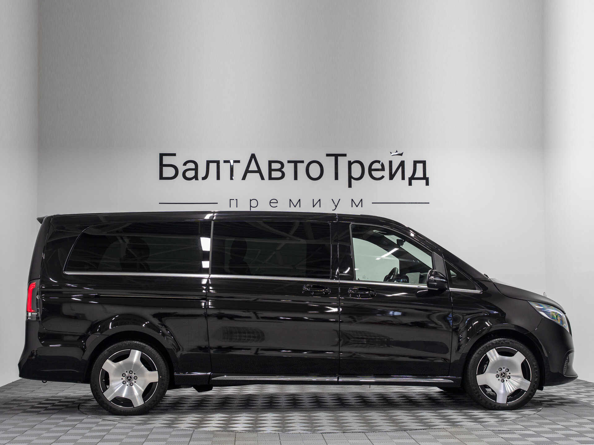Автомобиль Mercedes-Benz V-Класс 300 d экстра длинный 2.0d AT (237 л.с.) 4WD - 6