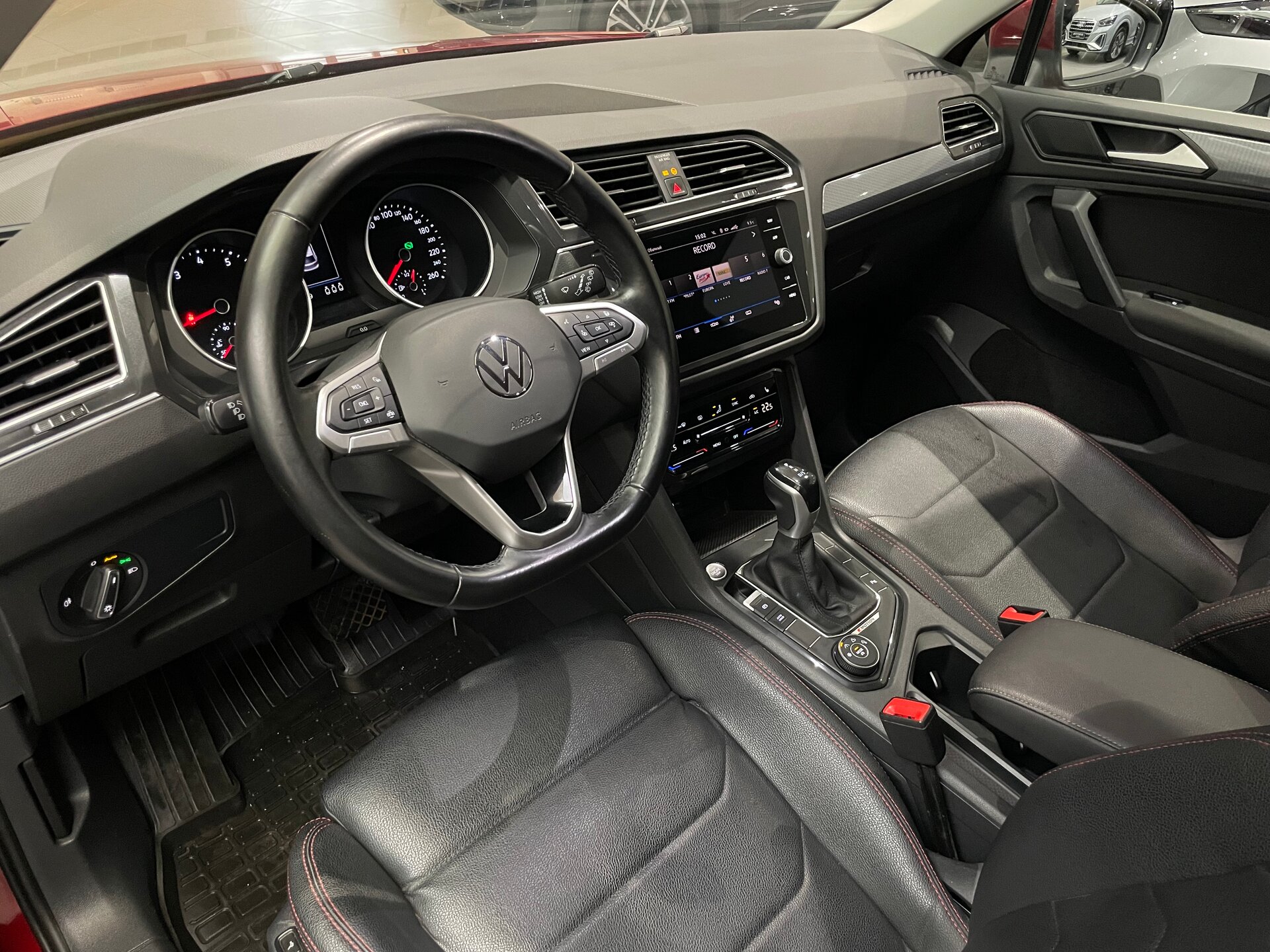 Автомобиль Volkswagen Tiguan 2.0 AMT (180 л.с.) 4WD - 7