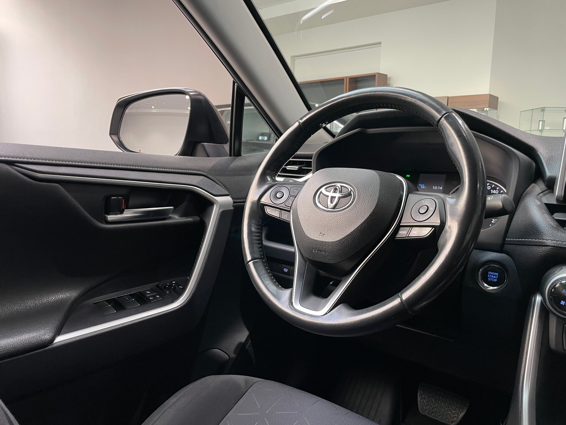 Автомобиль Toyota RAV4 2.0 CVT (149 л.с.) 4WD - 16