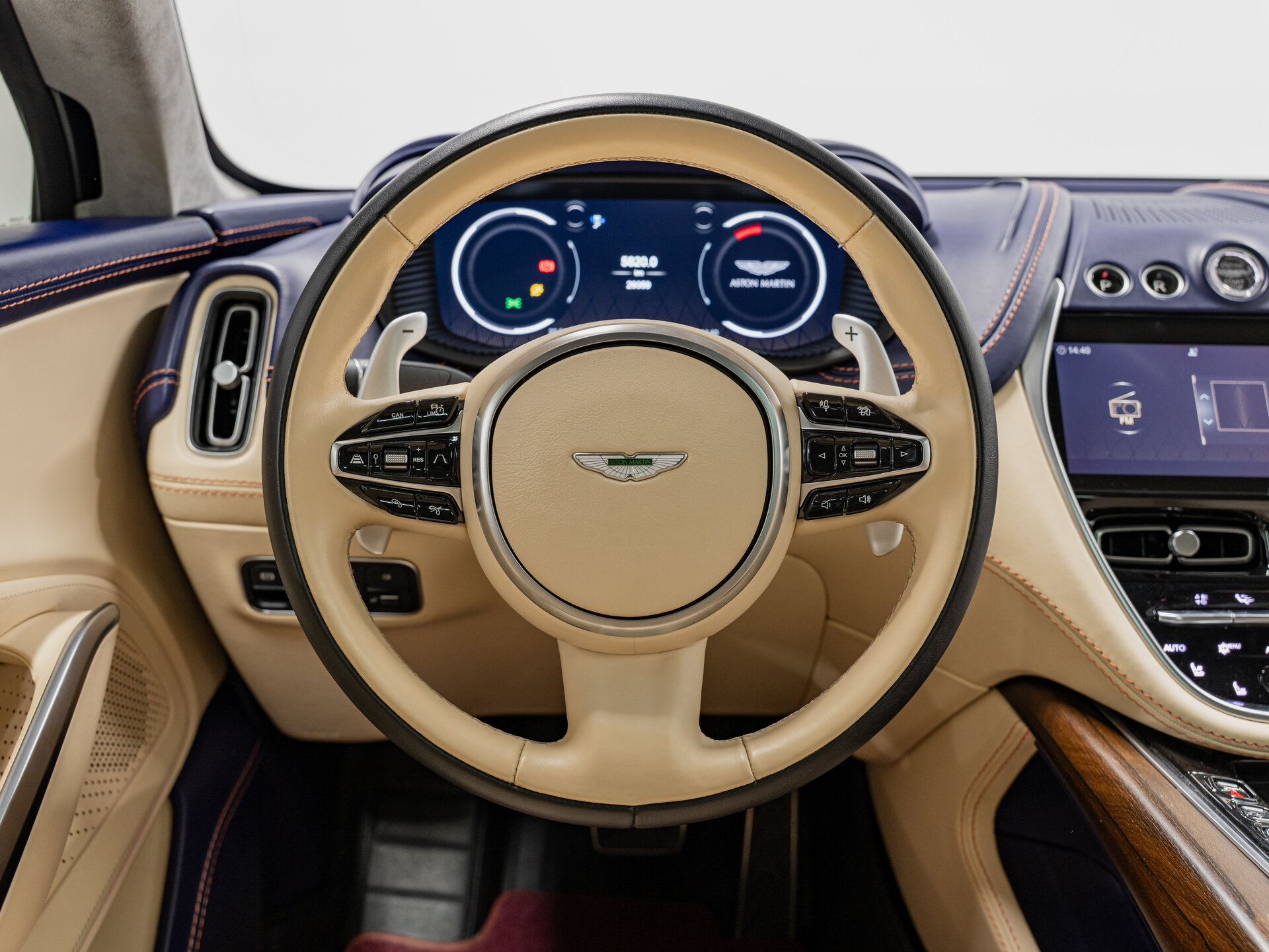 Автомобиль Aston Martin DBX 4.0 AT (550 л.с.) 4WD - 17