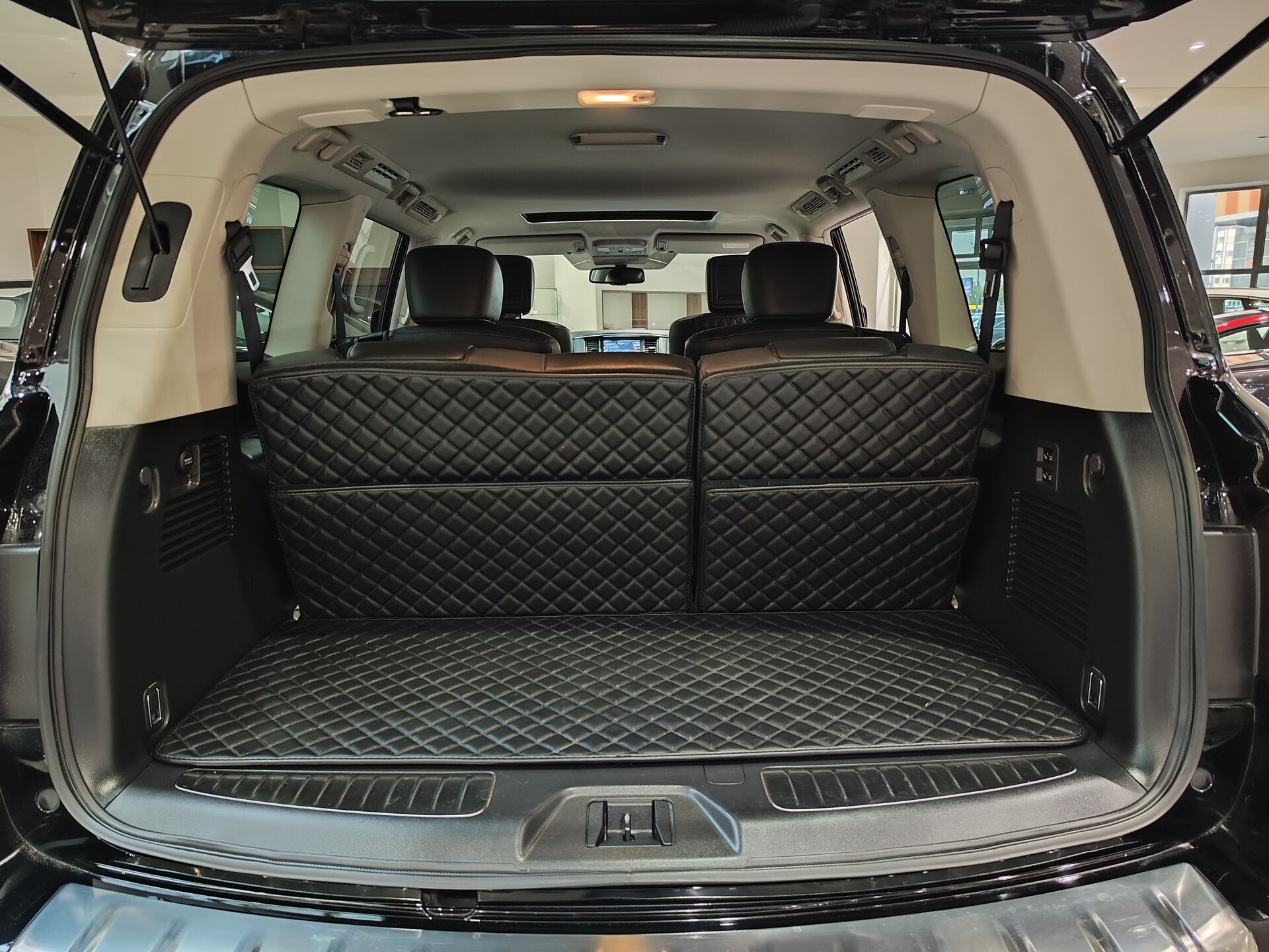 Автомобиль Infiniti QX80 5.6 AT (405 л.с.) 4WD - 12