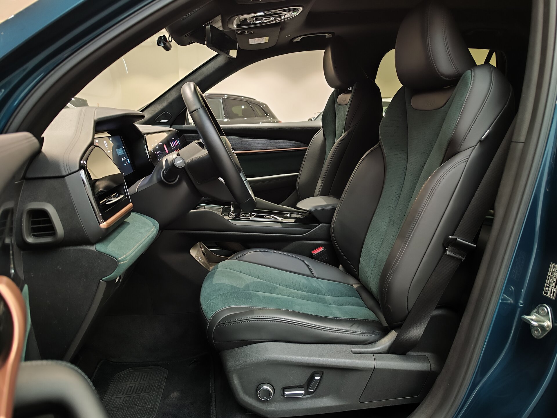 Автомобиль Geely Monjaro 2.0 AT (238 л.с.) 4WD - 8