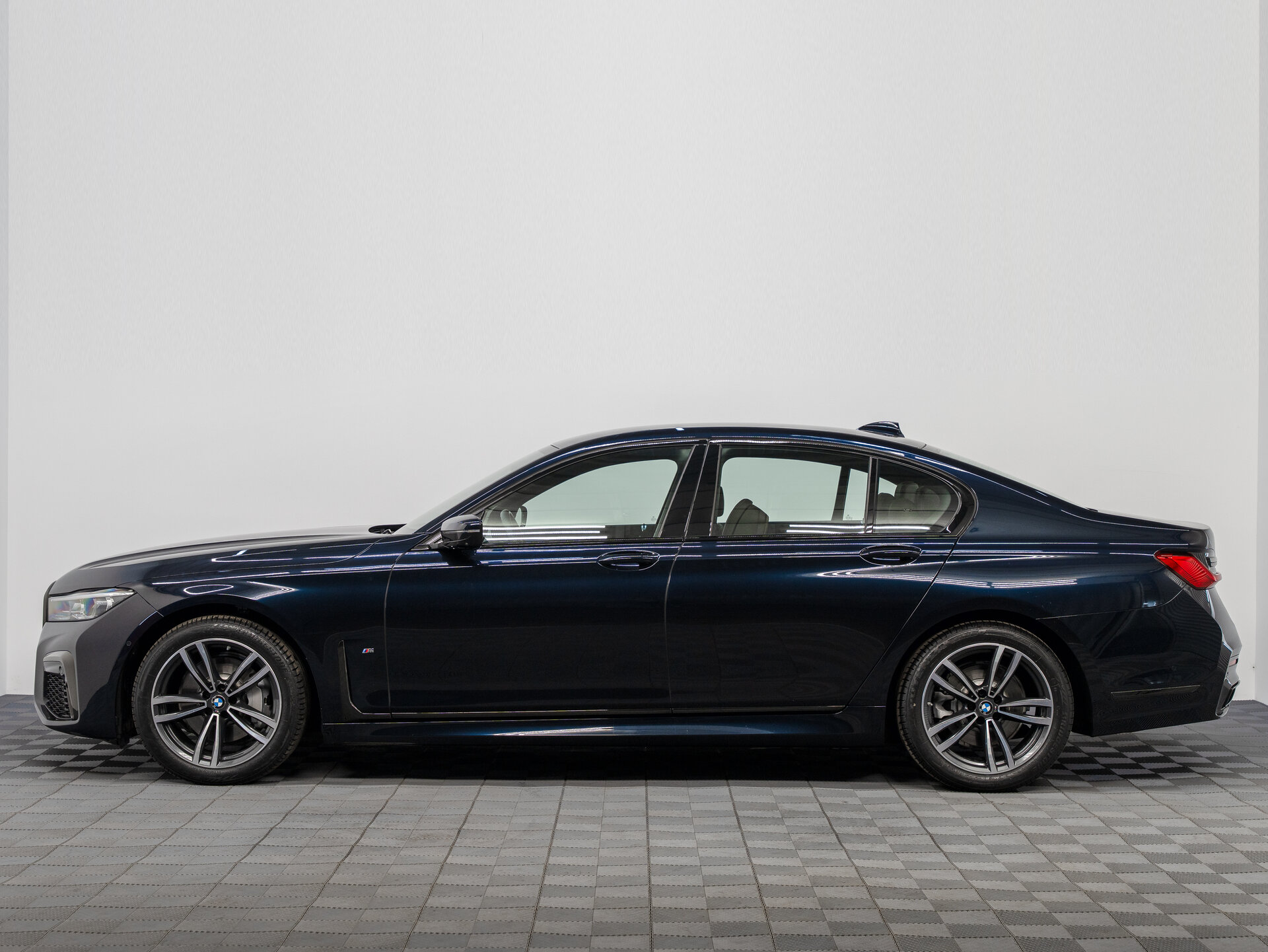 Автомобиль BMW 7 серии 730i 2.0 AT (249 л.с.) - 8