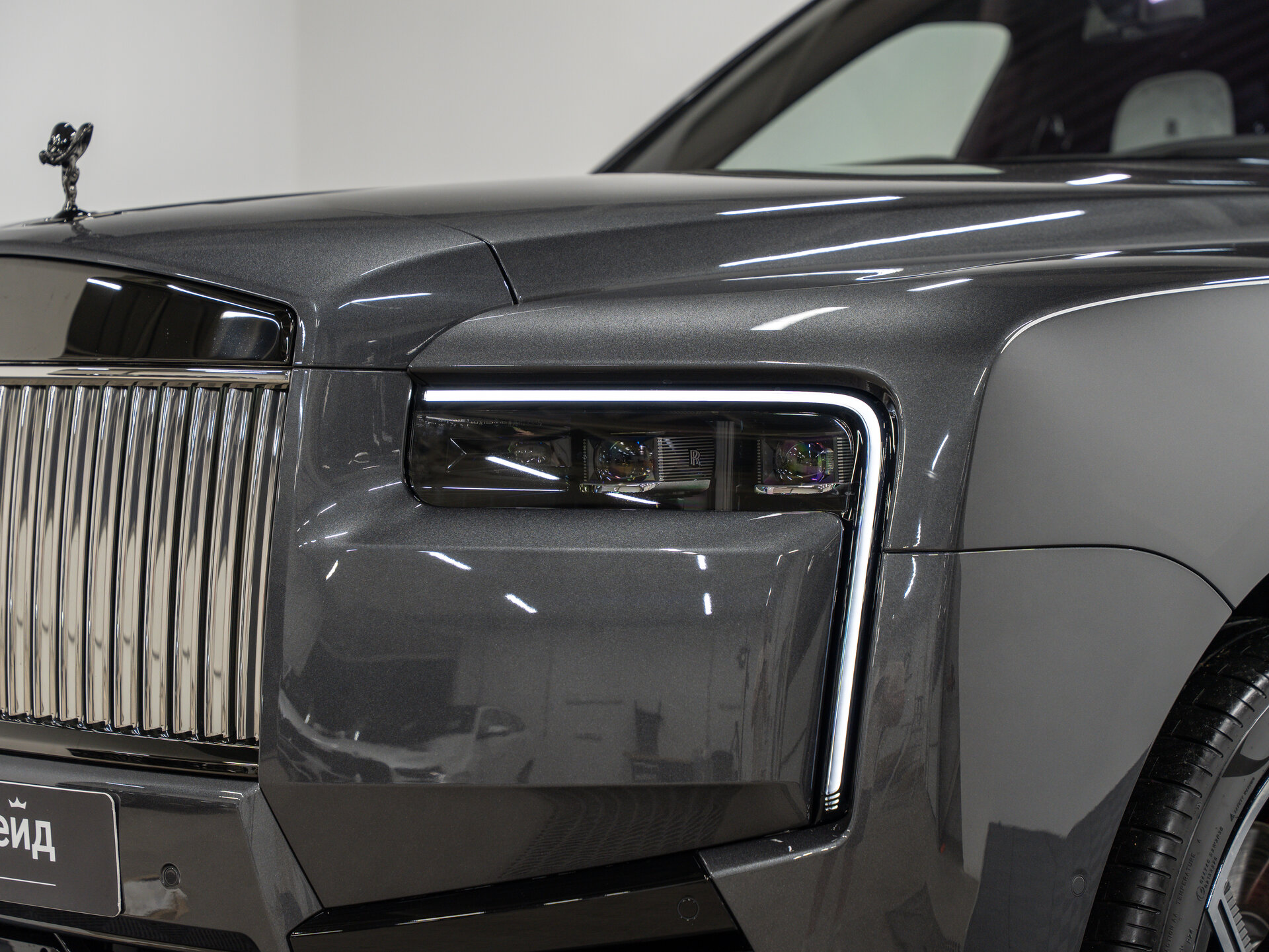 Автомобиль Rolls-Royce Cullinan Black Badge 6.8 AT (600 л.с.) 4WD - 3