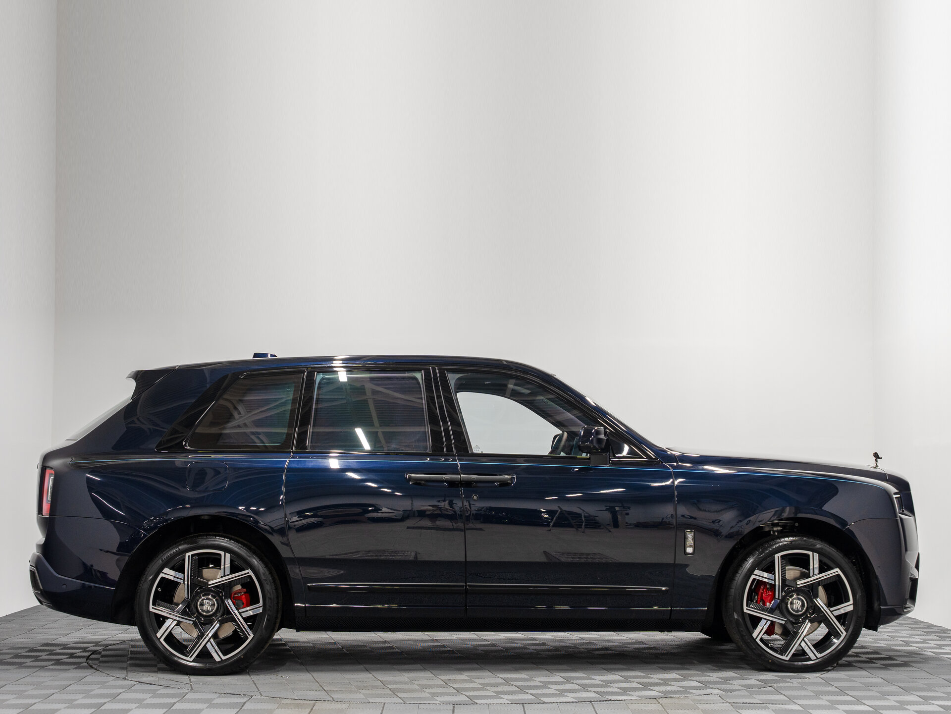 Автомобиль Rolls-Royce Cullinan Black Badge 6.8 AT (600 л.с.) 4WD - 7