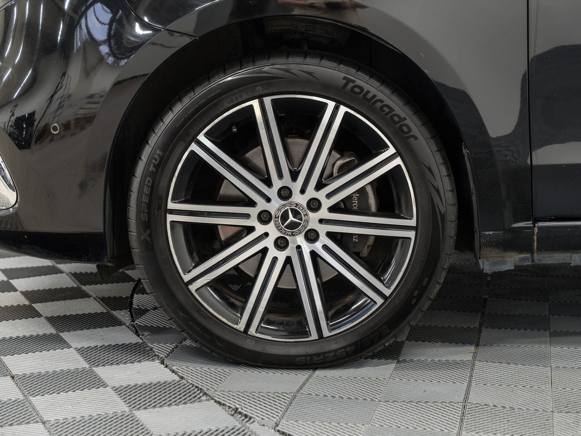 Автомобиль Mercedes-Benz V-Класс 300 d экстра длинный 2.0d AT (237 л.с.) 4WD - 3