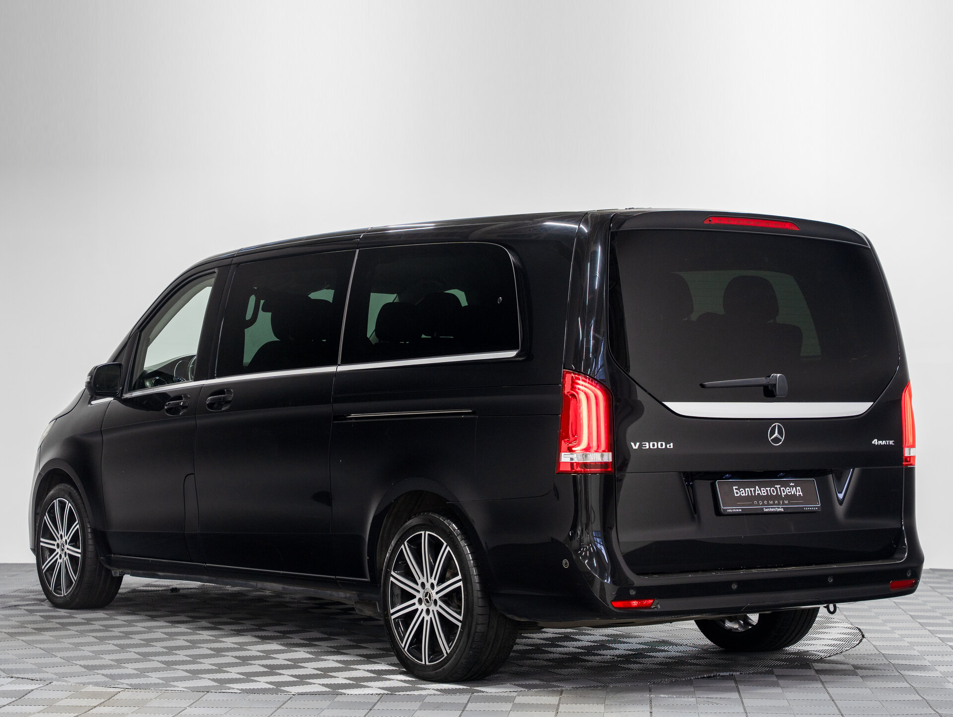 Автомобиль Mercedes-Benz V-Класс 300 d экстра длинный 2.0d AT (237 л.с.) 4WD - 9