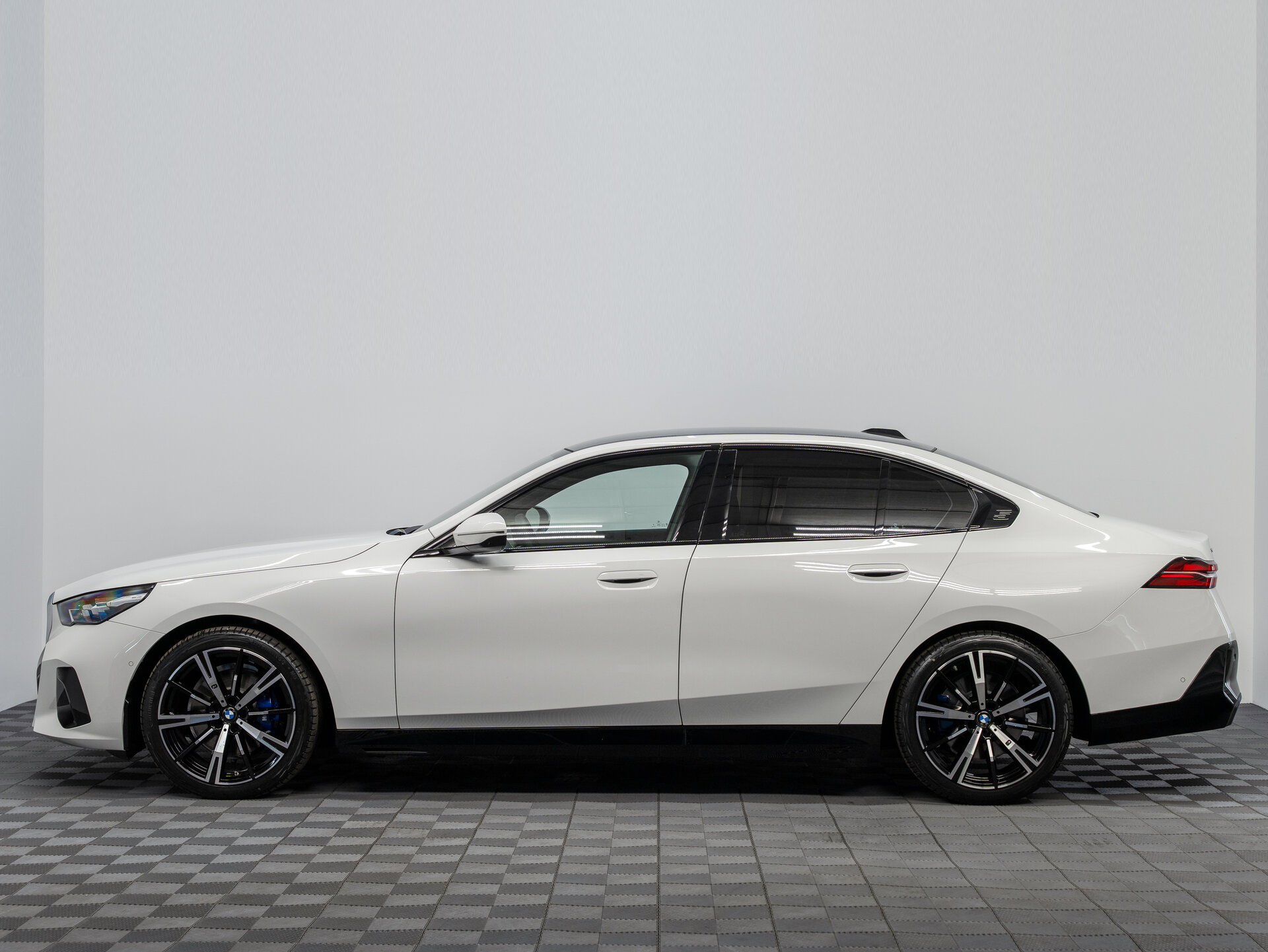 Автомобиль BMW 5 серии 530i xDrive 2.0 AT (258 л.с.) 4WD - 5