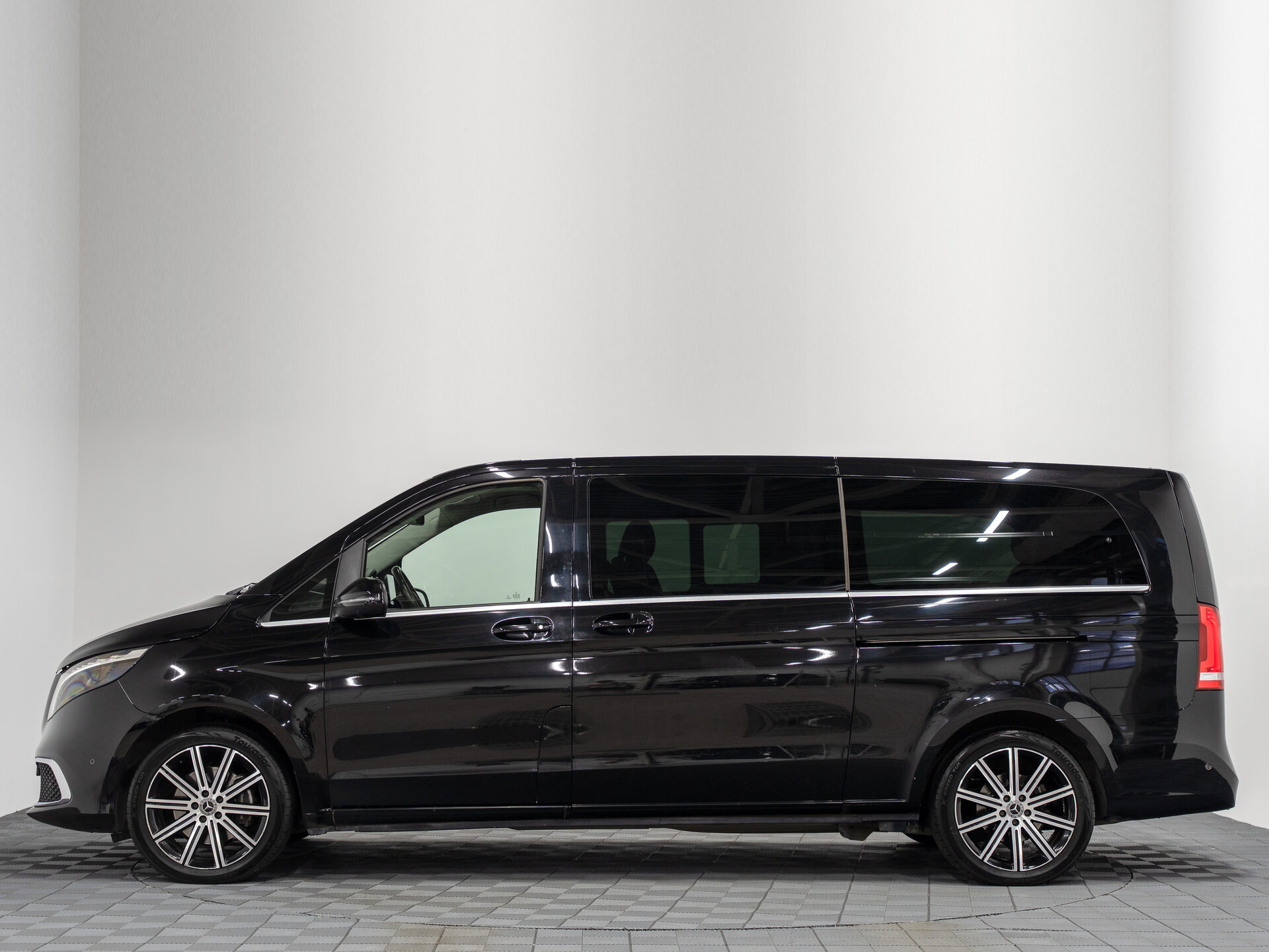 Автомобиль Mercedes-Benz V-Класс 300 d экстра длинный 2.0d AT (237 л.с.) 4WD - 11