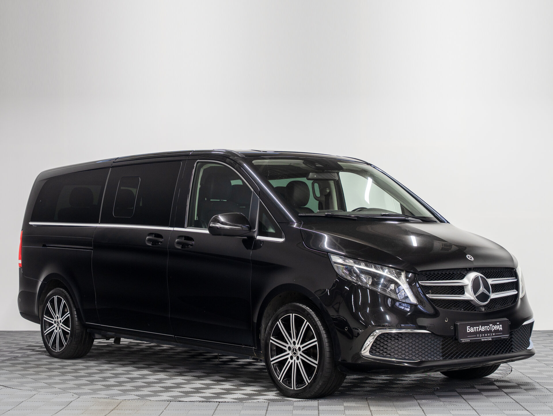 Автомобиль Mercedes-Benz V-Класс 300 d экстра длинный 2.0d AT (237 л.с.) 4WD - 5