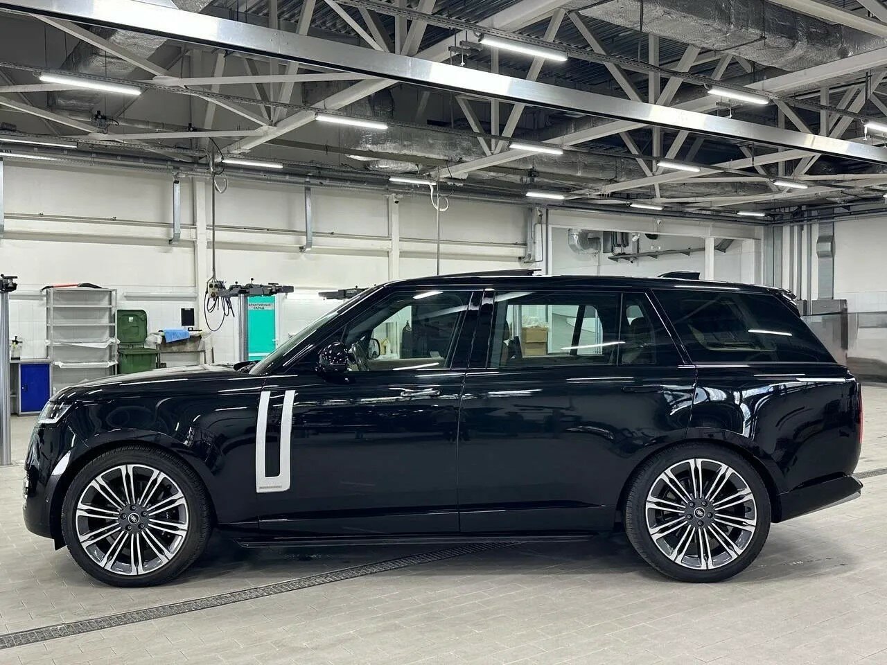 Автомобиль Land Rover Range Rover P530 MHEV Long 4.4 AT (530 л.с.) 4WD - 4