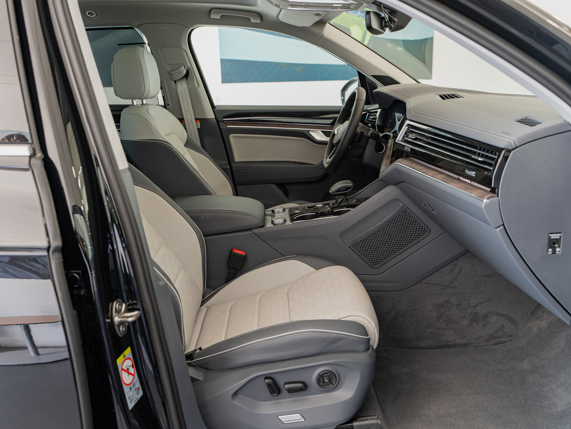 Автомобиль Volkswagen Touareg 3.0d AT (286 л.с.) 4WD - 8