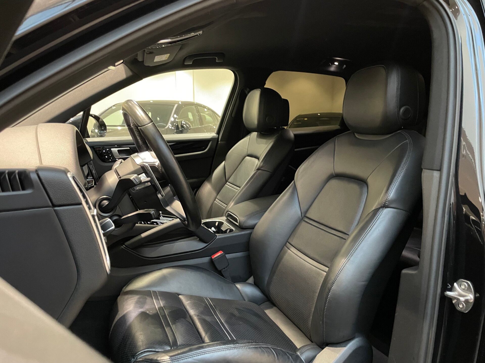 Автомобиль Porsche Cayenne 3.0 AT (340 л.с.) 4WD - 8