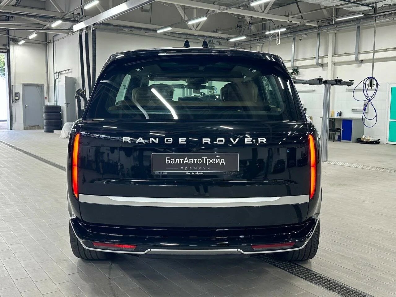 Автомобиль Land Rover Range Rover P530 MHEV Long 4.4 AT (530 л.с.) 4WD - 6