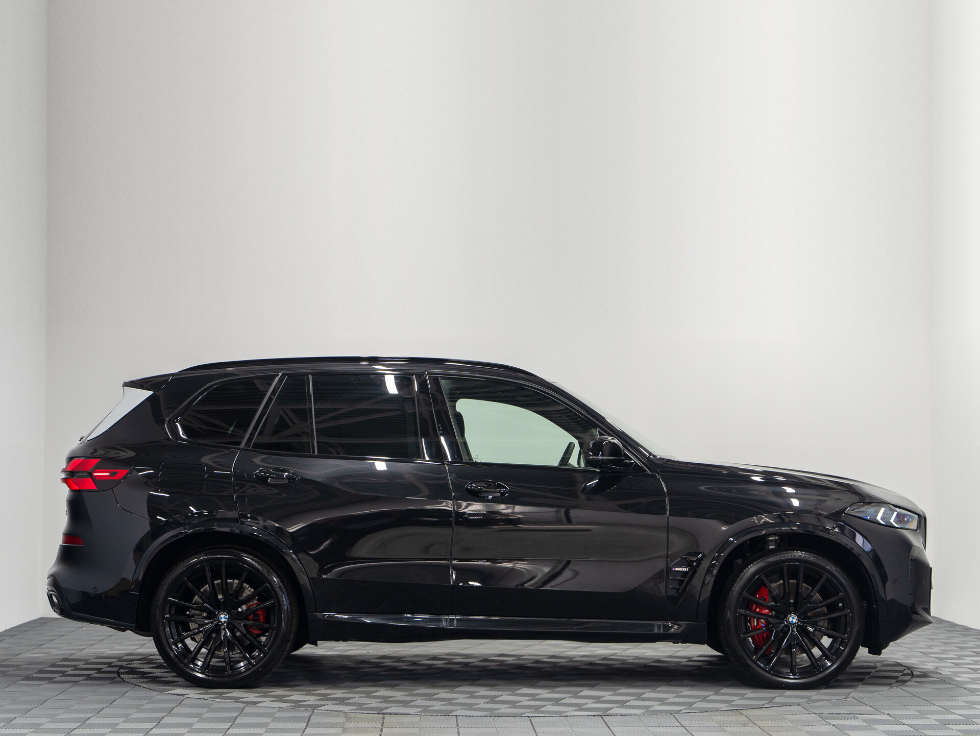 Автомобиль BMW X5 M60i 4.4 AT (530 л.с.) 4WD - 5