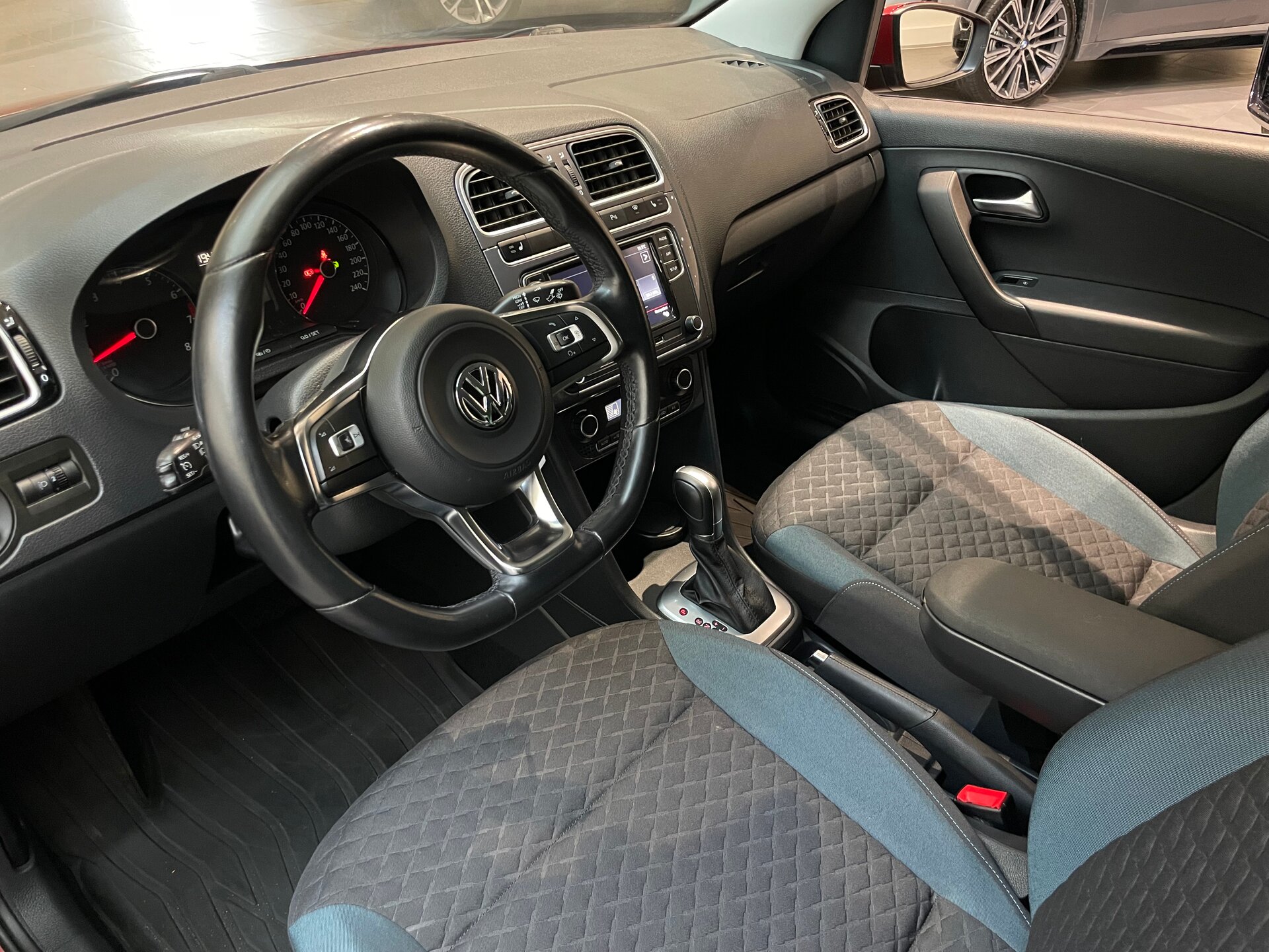 Автомобиль Volkswagen Polo 1.6 AT (110 л.с.) - 7