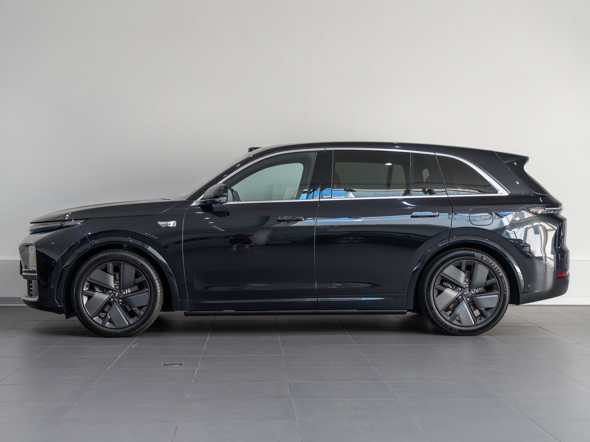 Автомобиль LiXiang L7 52.3 kWh 1.5hyb AT (449 л.с.) 4WD - 8