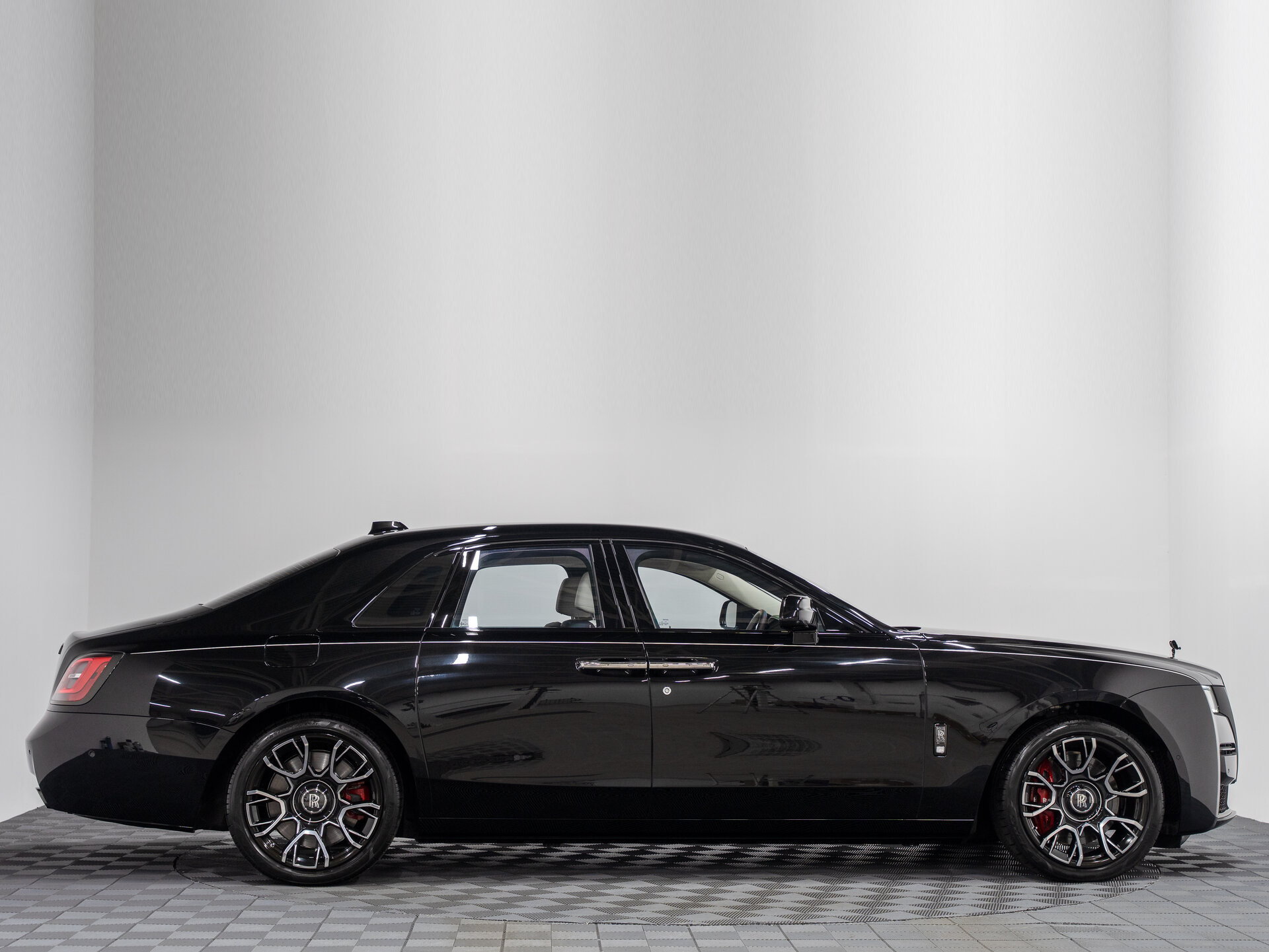 Автомобиль Rolls-Royce Ghost Black Badge 6.8 AT (600 л.с.) 4WD - 7