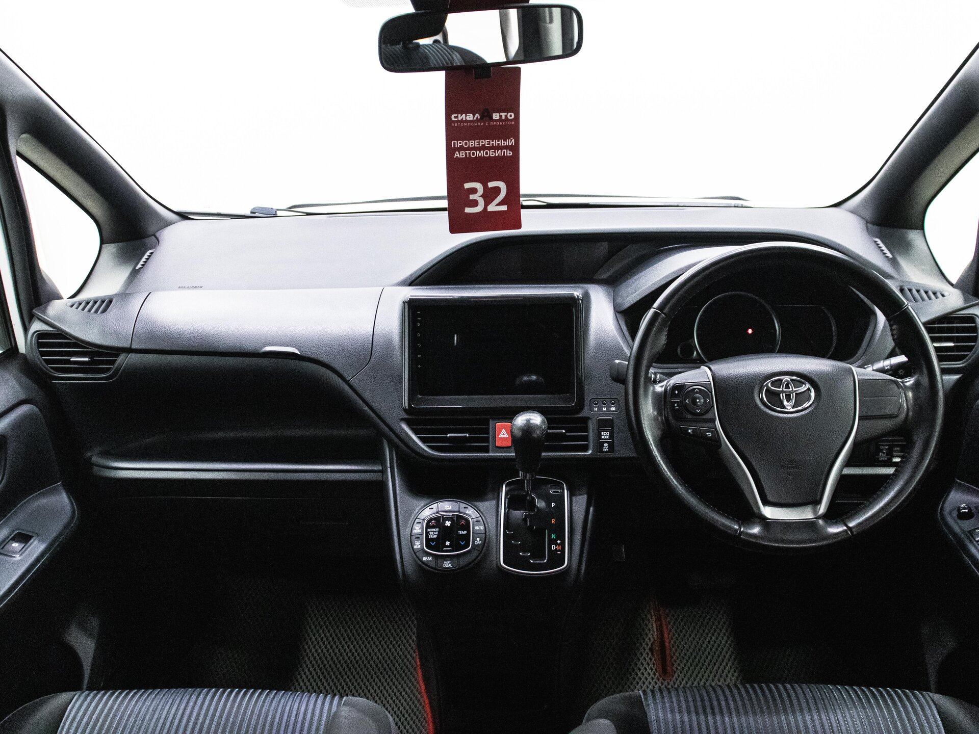 Toyota Noah 2017 13