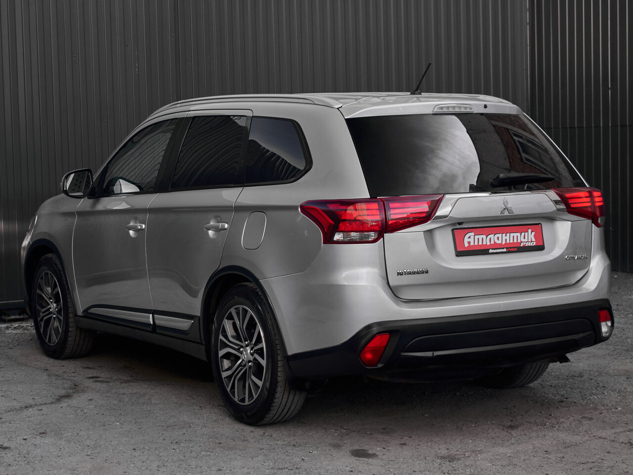 Купить Mitsubishi Outlander 2.4 CVT (167 л.с.) 4WD, 2016 в Екатеренбурге