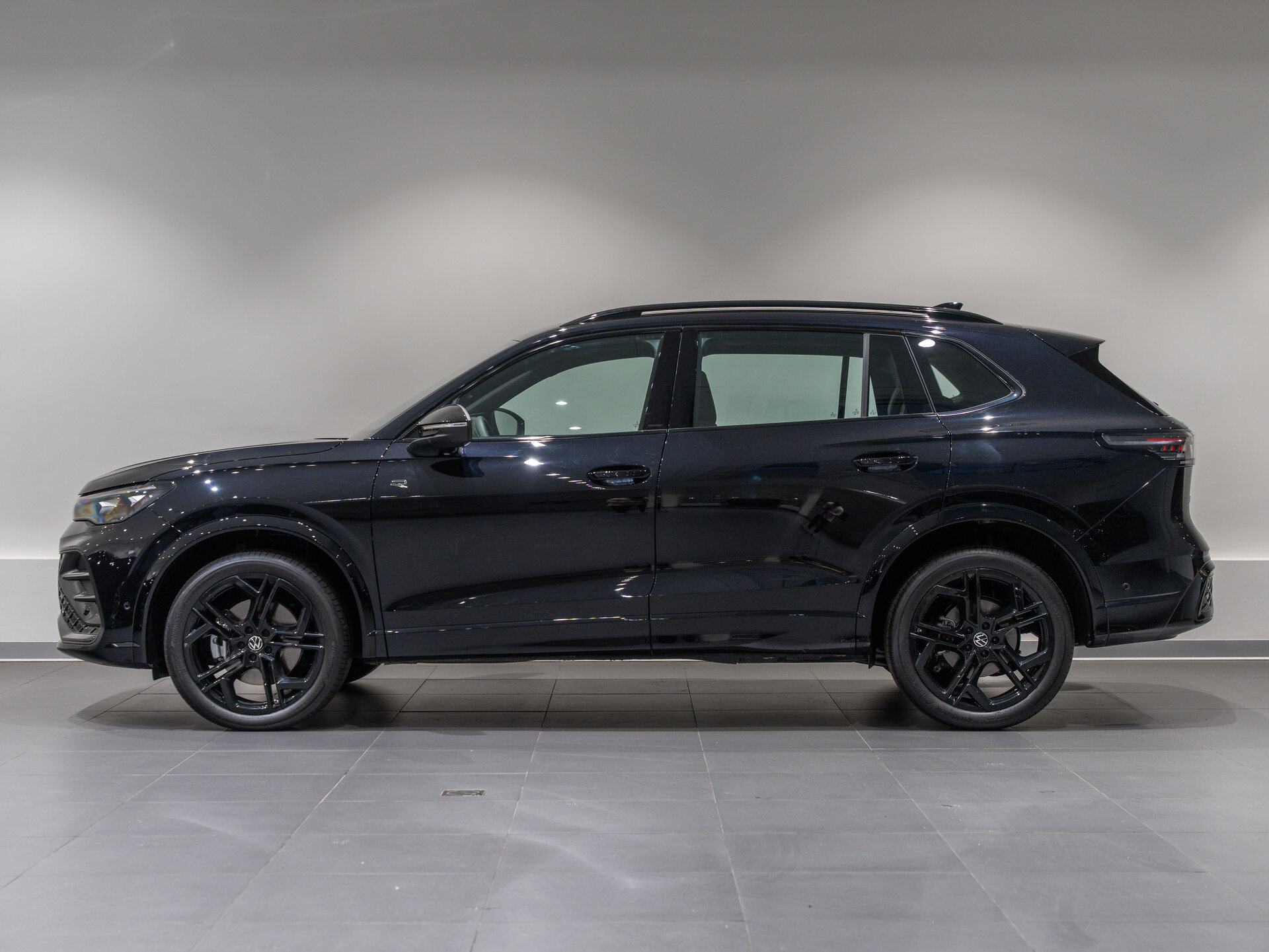 Автомобиль Volkswagen Tiguan L Pro 2.0 AMT (220 л.с.) 4WD - 8
