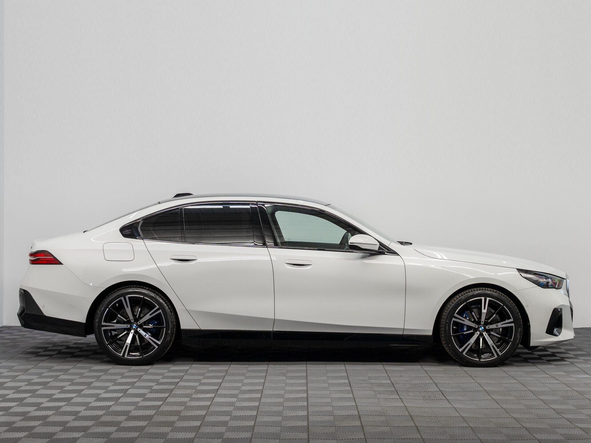 Автомобиль BMW 5 серии 530i xDrive 2.0 AT (258 л.с.) 4WD - 8