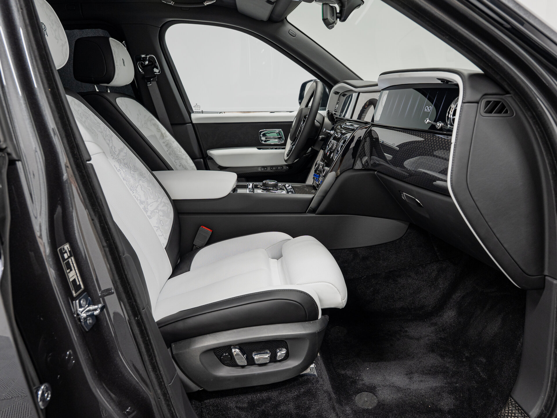 Автомобиль Rolls-Royce Cullinan Black Badge 6.8 AT (600 л.с.) 4WD - 14