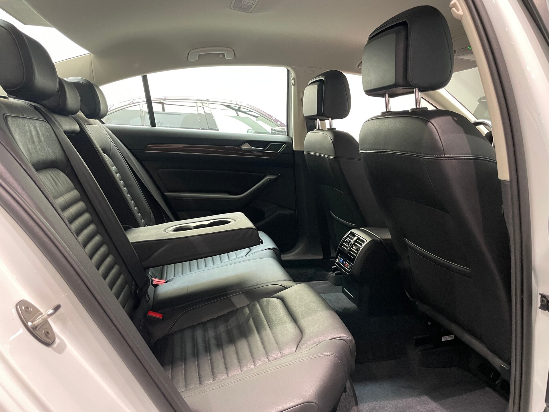 Автомобиль Volkswagen Passat 1.8 AMT (180 л.с.) - 10