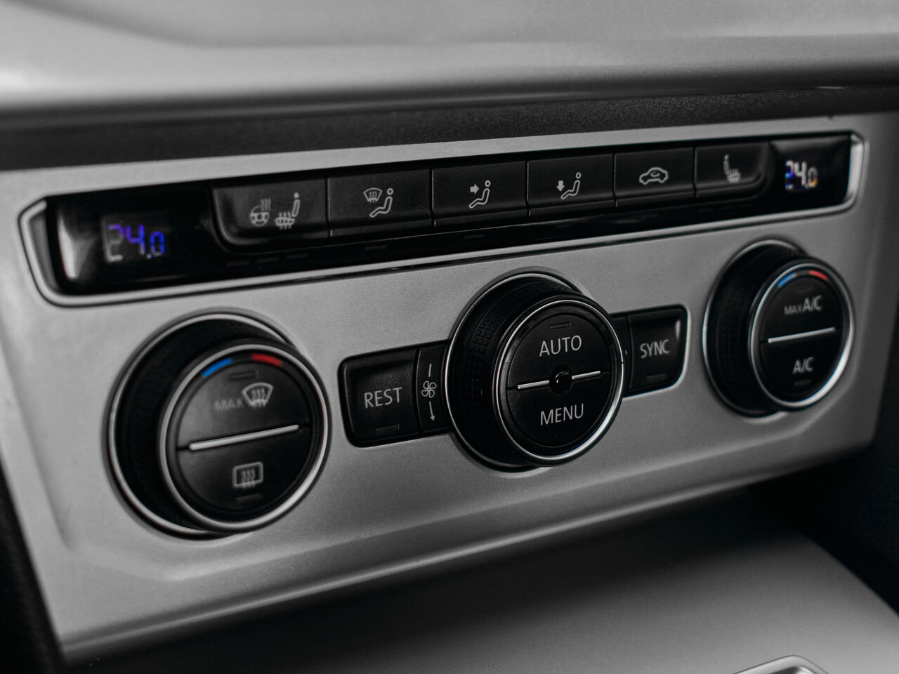 Купить Volkswagen Passat 1.8 AMT (180 л.с.), 2015 в Екатеренбурге