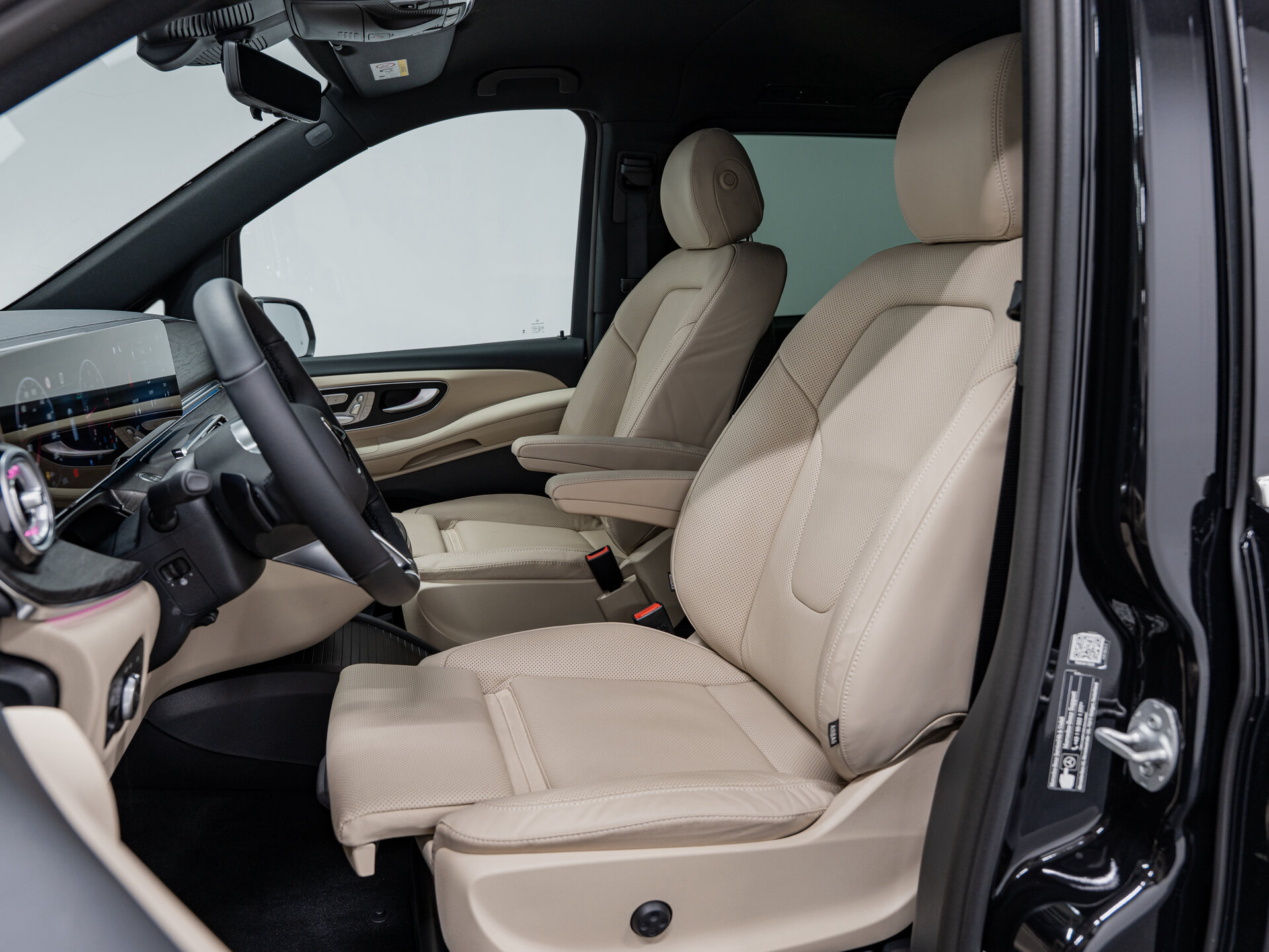 Автомобиль Mercedes-Benz V-Класс 300 d экстра длинный 2.0d AT (237 л.с.) 4WD - 3