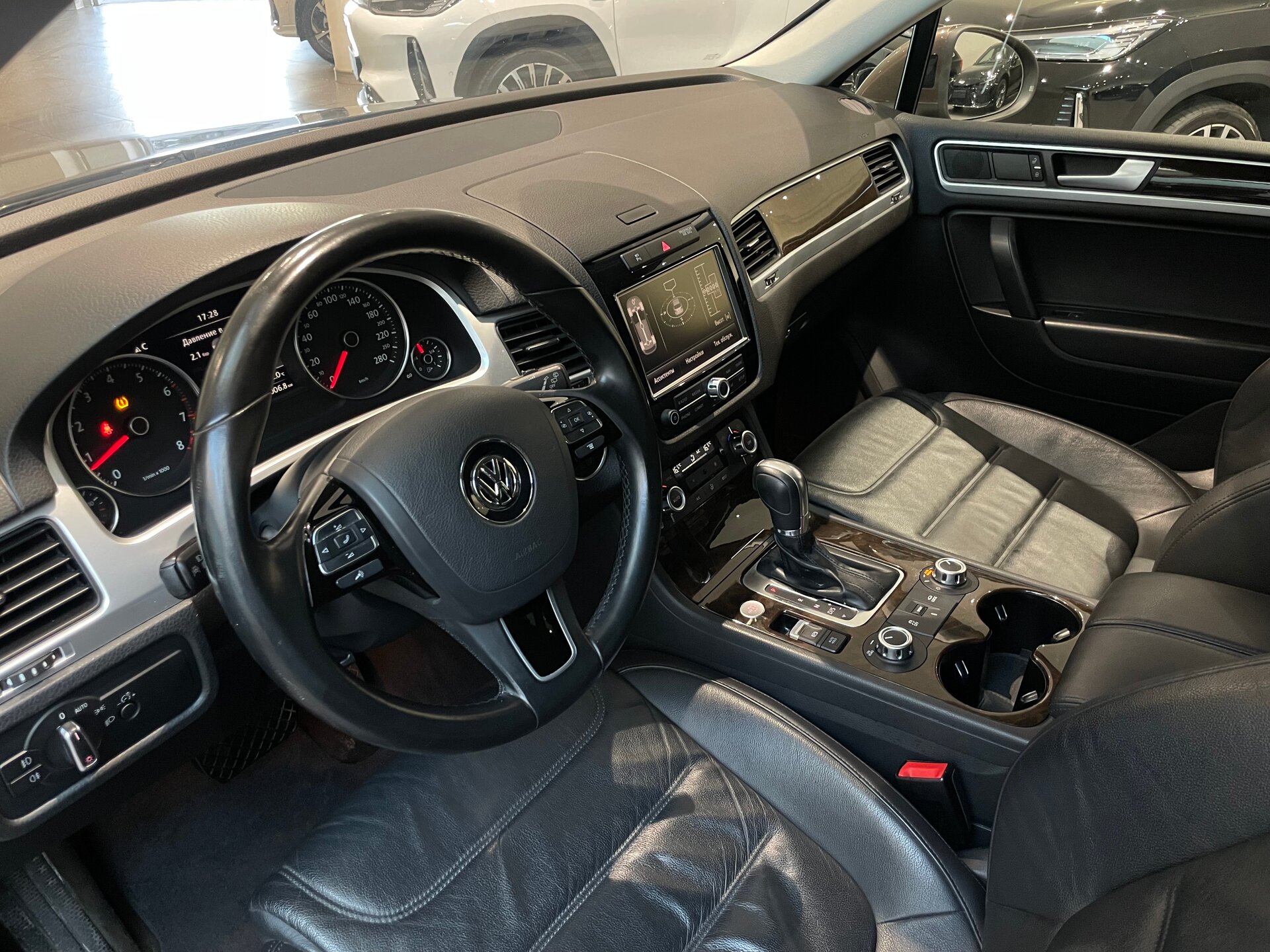 Автомобиль Volkswagen Touareg 3.6 AT (249 л.с.) 4WD - 7