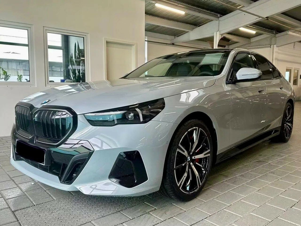Автомобиль BMW 5 серии 540d xDrive 3.0d AT (303 л.с.) 4WD - 1
