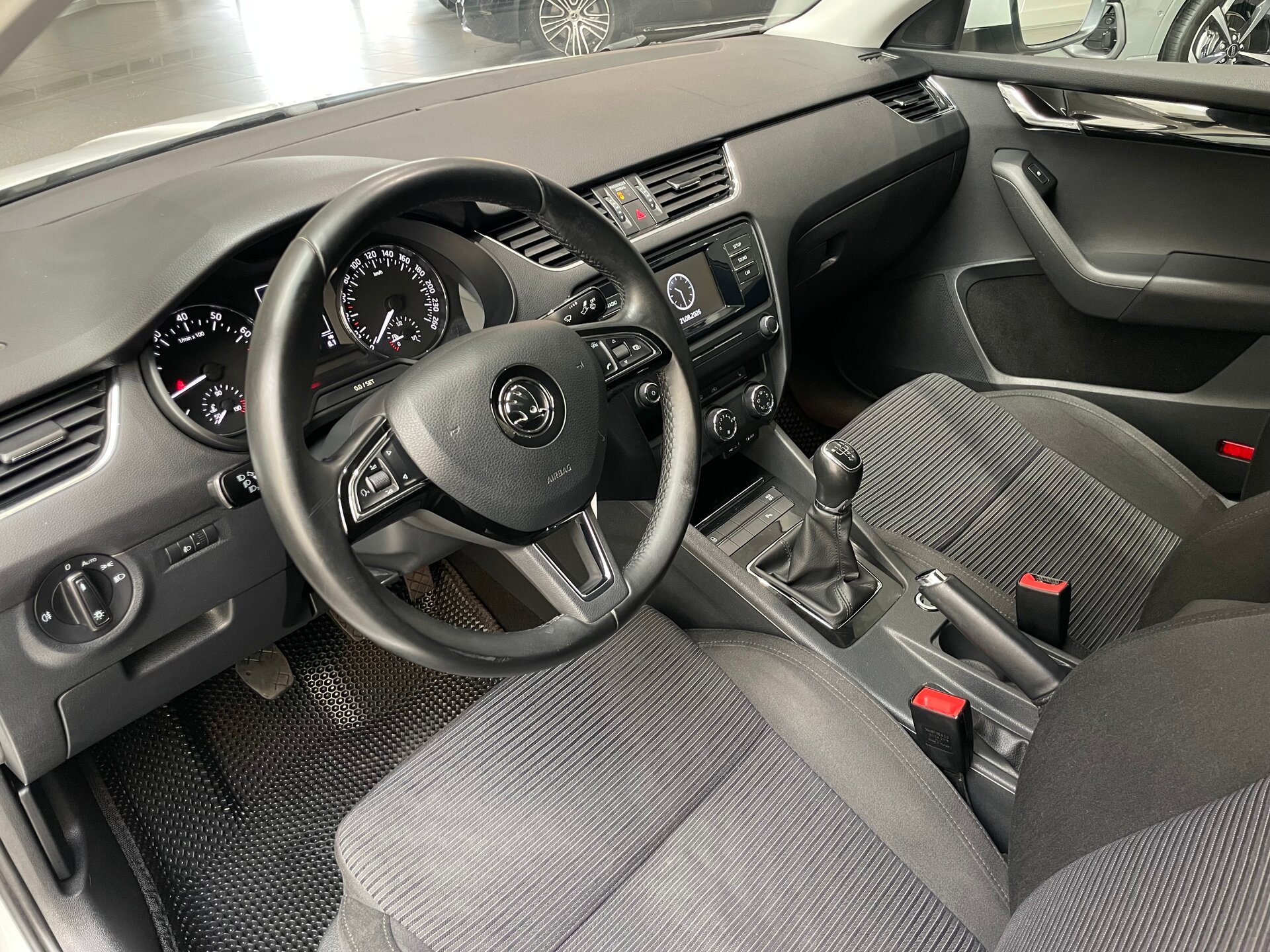 Автомобиль Skoda Octavia 1.6 MT (110 л.с.) - 7
