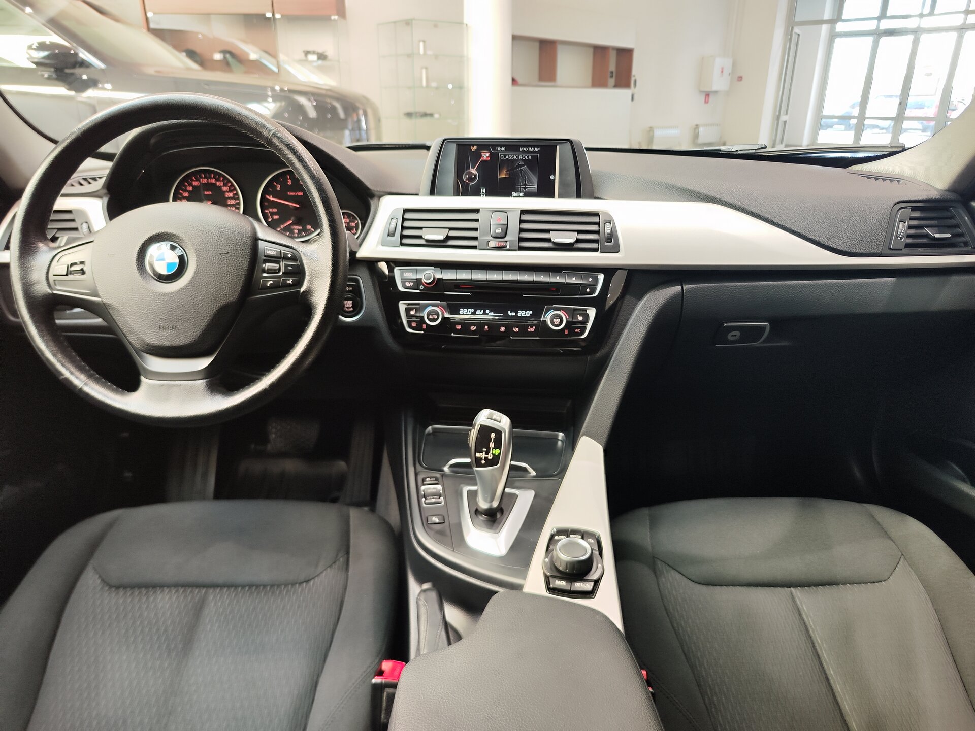 Автомобиль BMW 3 серии 318i 1.5 AT (136 л.с.) - 13