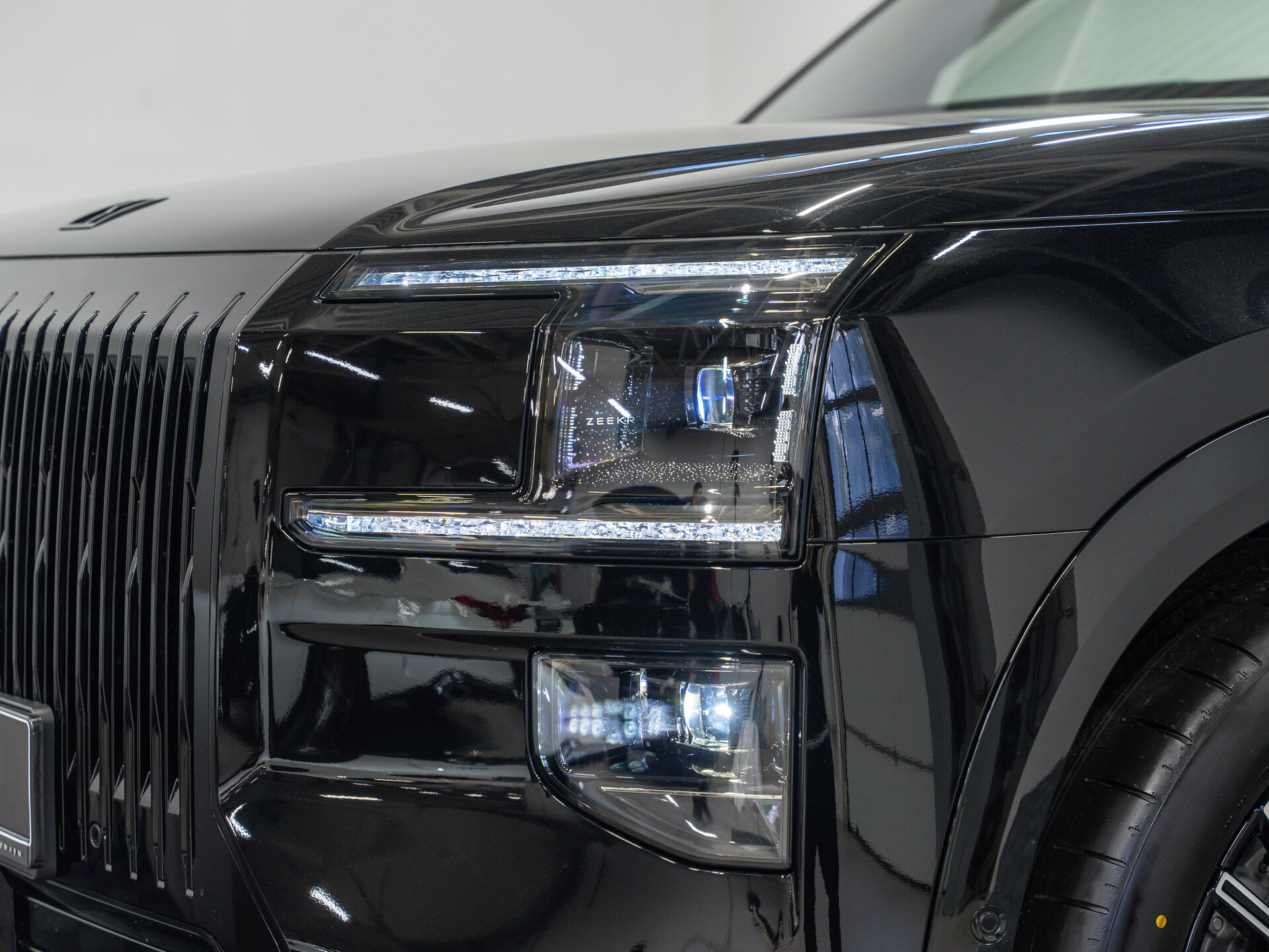 Автомобиль Zeekr 9X 55 kWh (до 3.5 т) 2.0hyb AT (898 л.с.) 4WD - 5