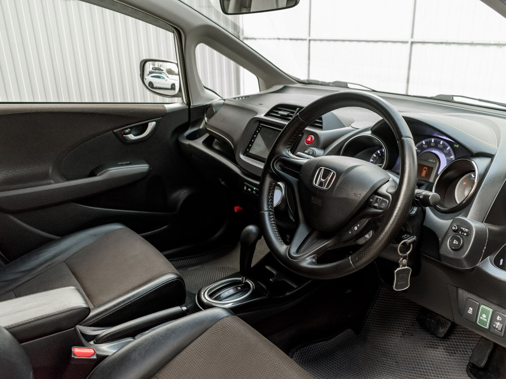 Купить Honda Fit Shuttle 1.3hyb CVT (88 л.с.), 2013 в Екатеренбурге