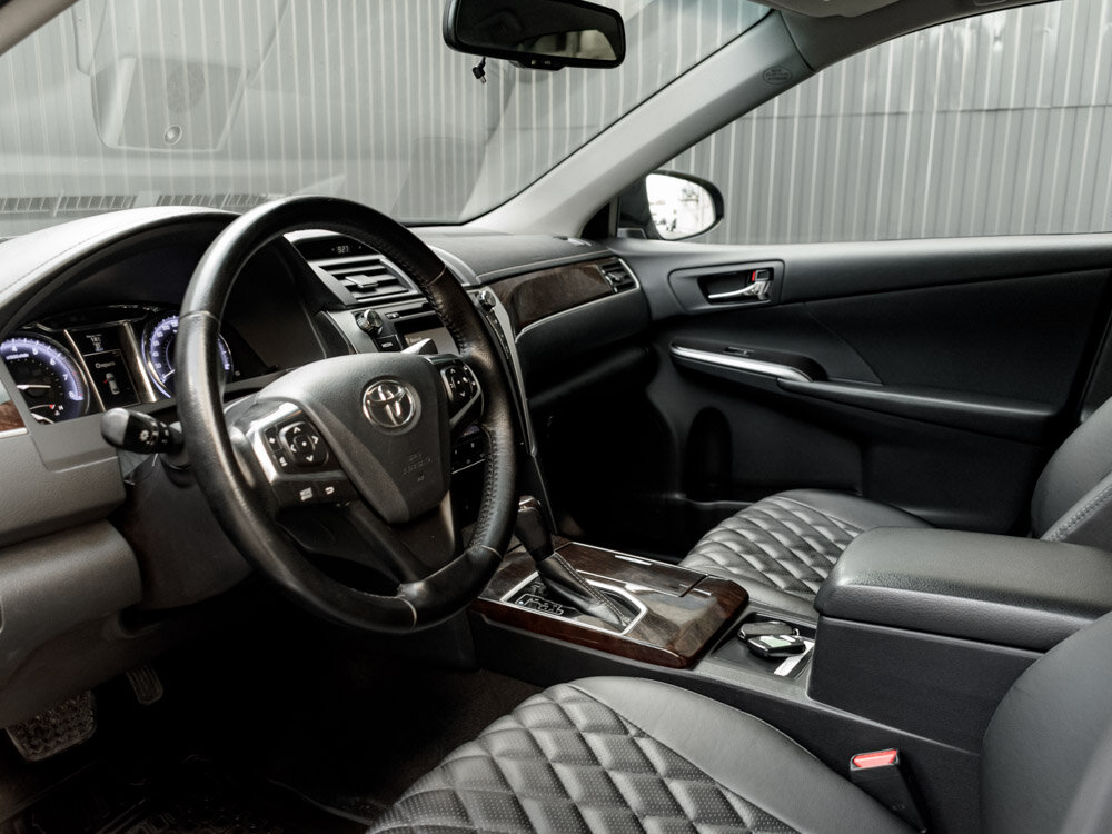Купить Toyota Camry 2.5 AT (181 л.с.), 2017 в Екатеренбурге