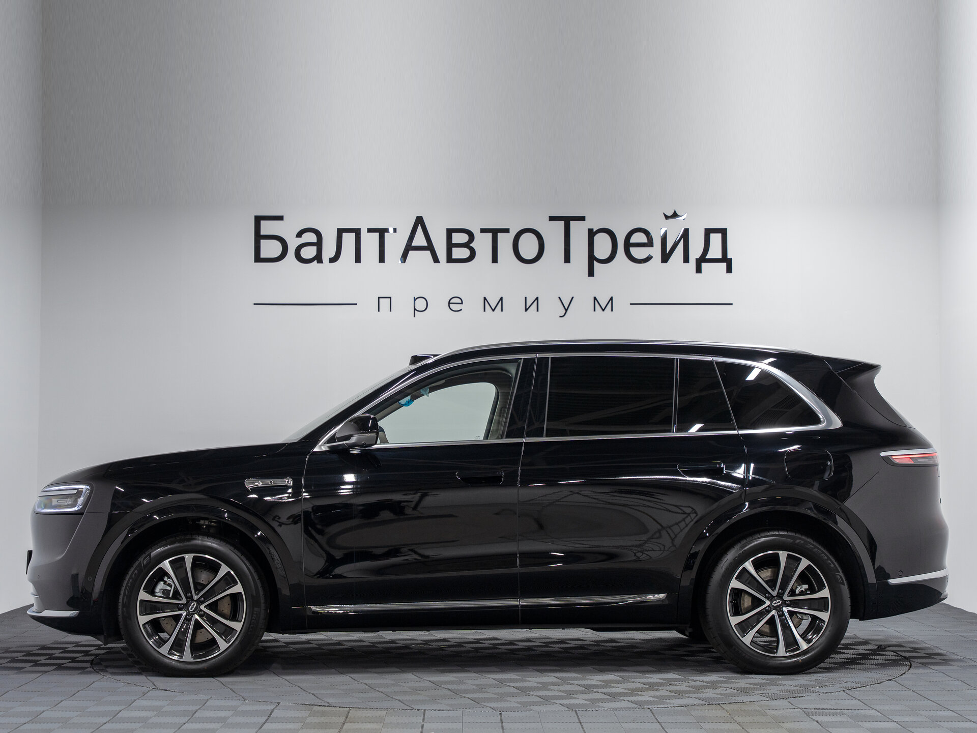Автомобиль Aito M7 53.4 kWh 1.5hyb AT (533 л.с.) 4WD - 11