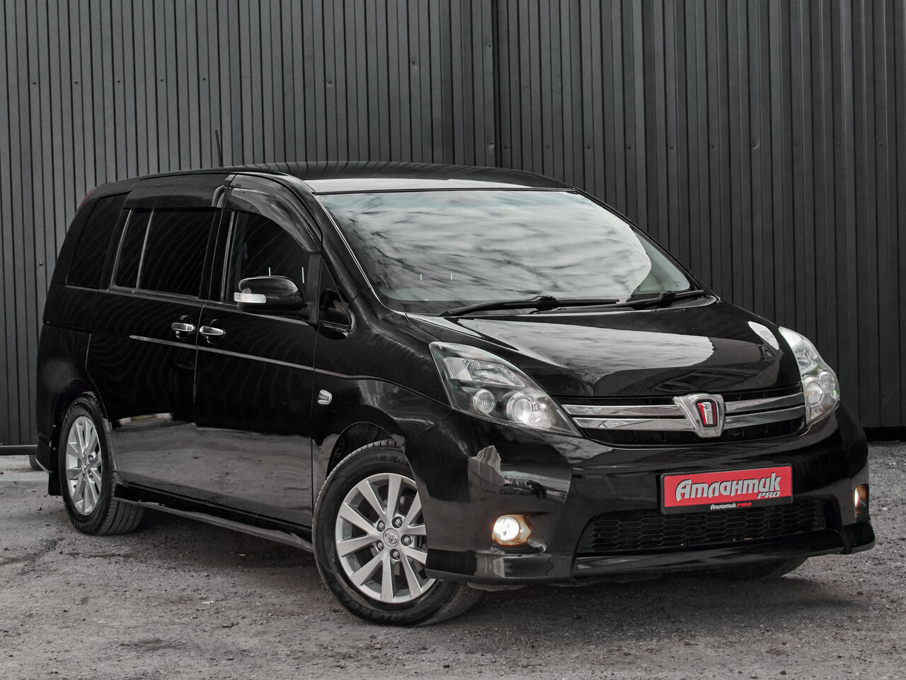 Купить Toyota ISis 1.8 CVT (144 л.с.), 2010 в Екатеренбурге