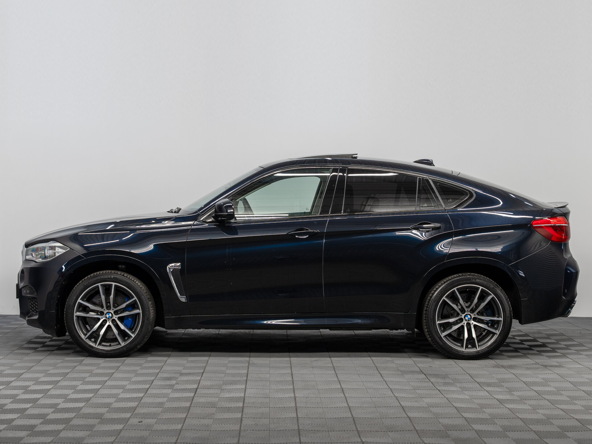 Автомобиль BMW X6 M 4.4 AT (575 л.с.) 4WD - 8