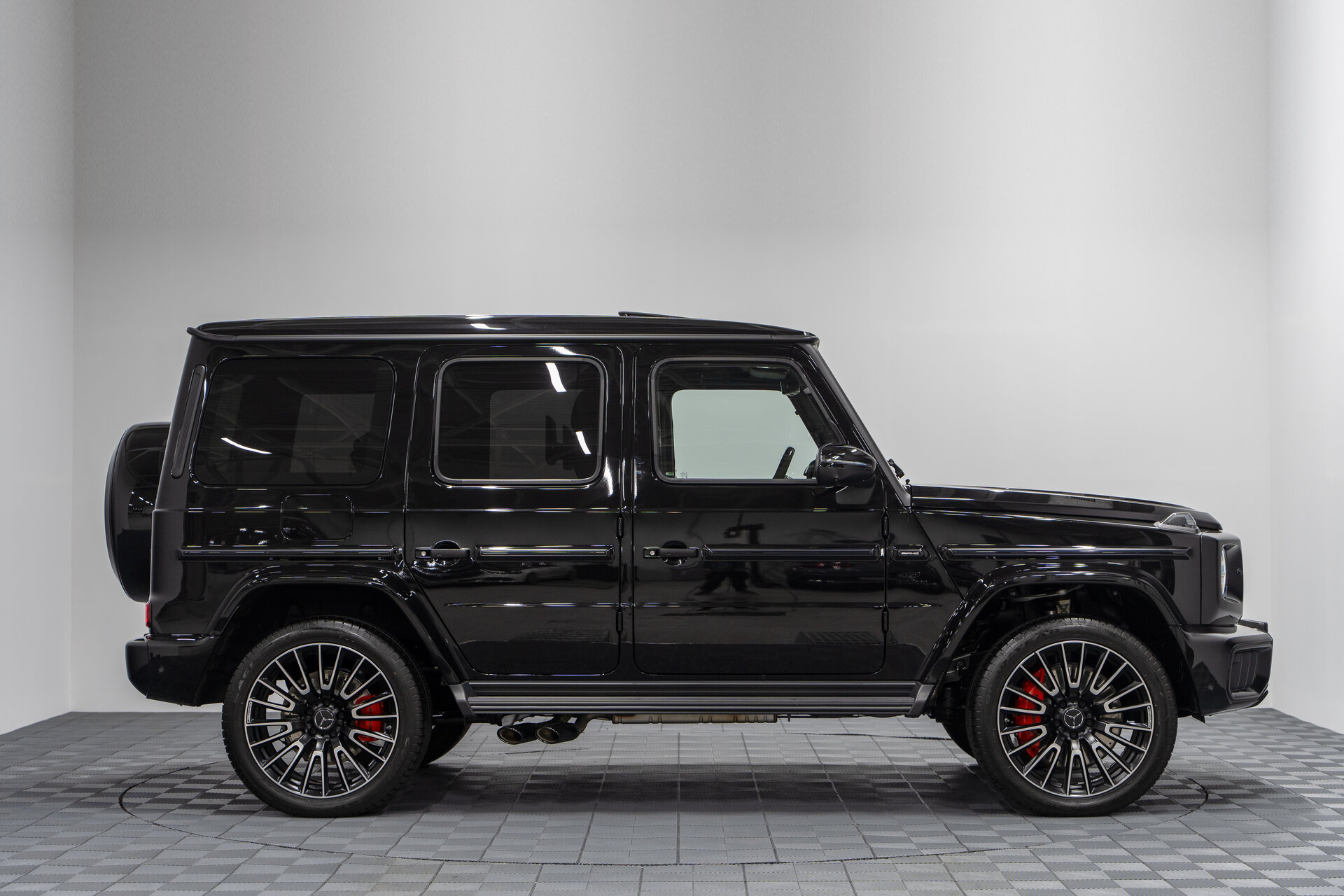 Автомобиль Mercedes-Benz G-Класс AMG 63 AMG 4.0 AT (585 л.с.) 4WD - 8