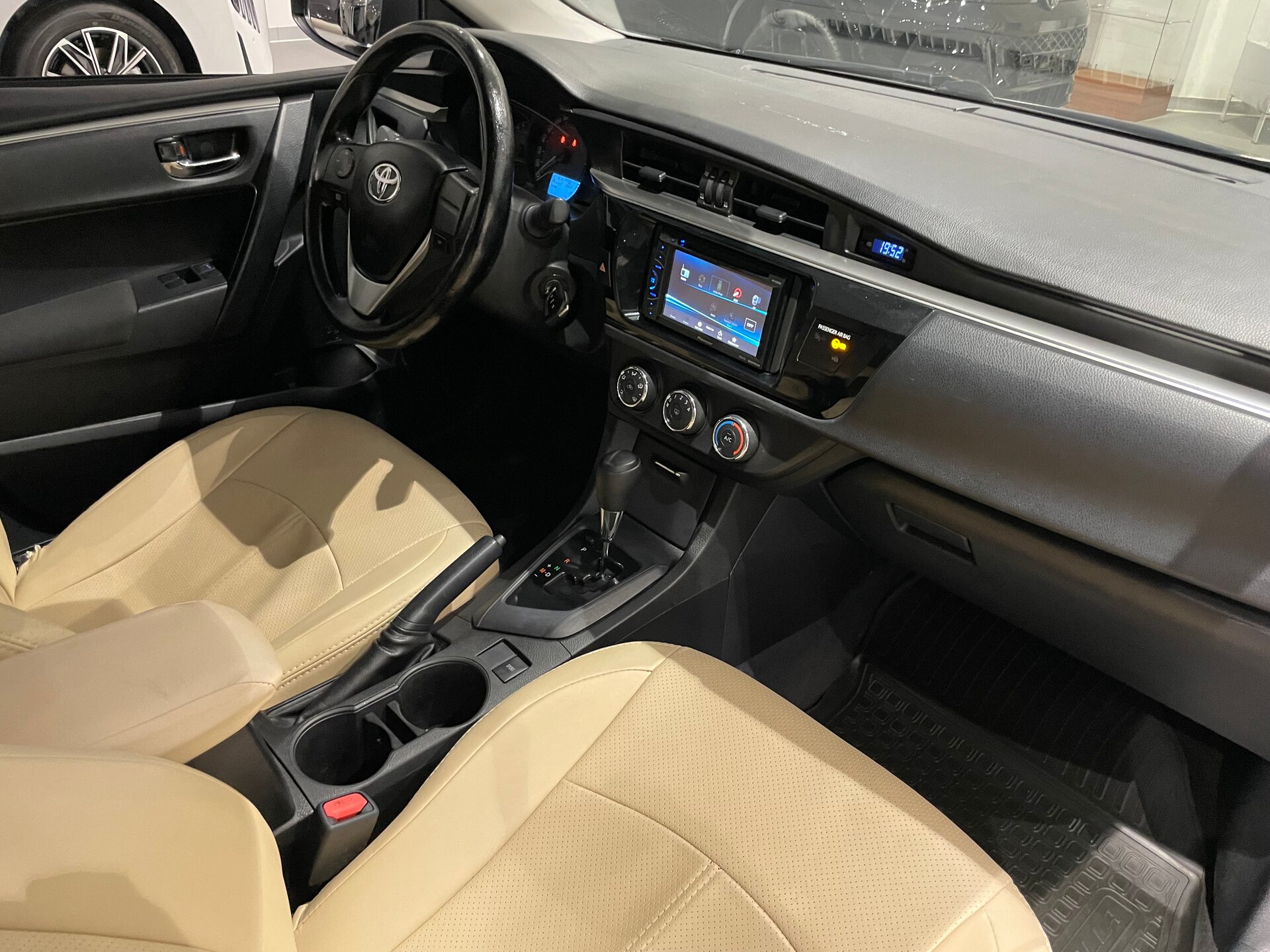 Автомобиль Toyota Corolla 1.6 CVT (122 л.с.) - 11